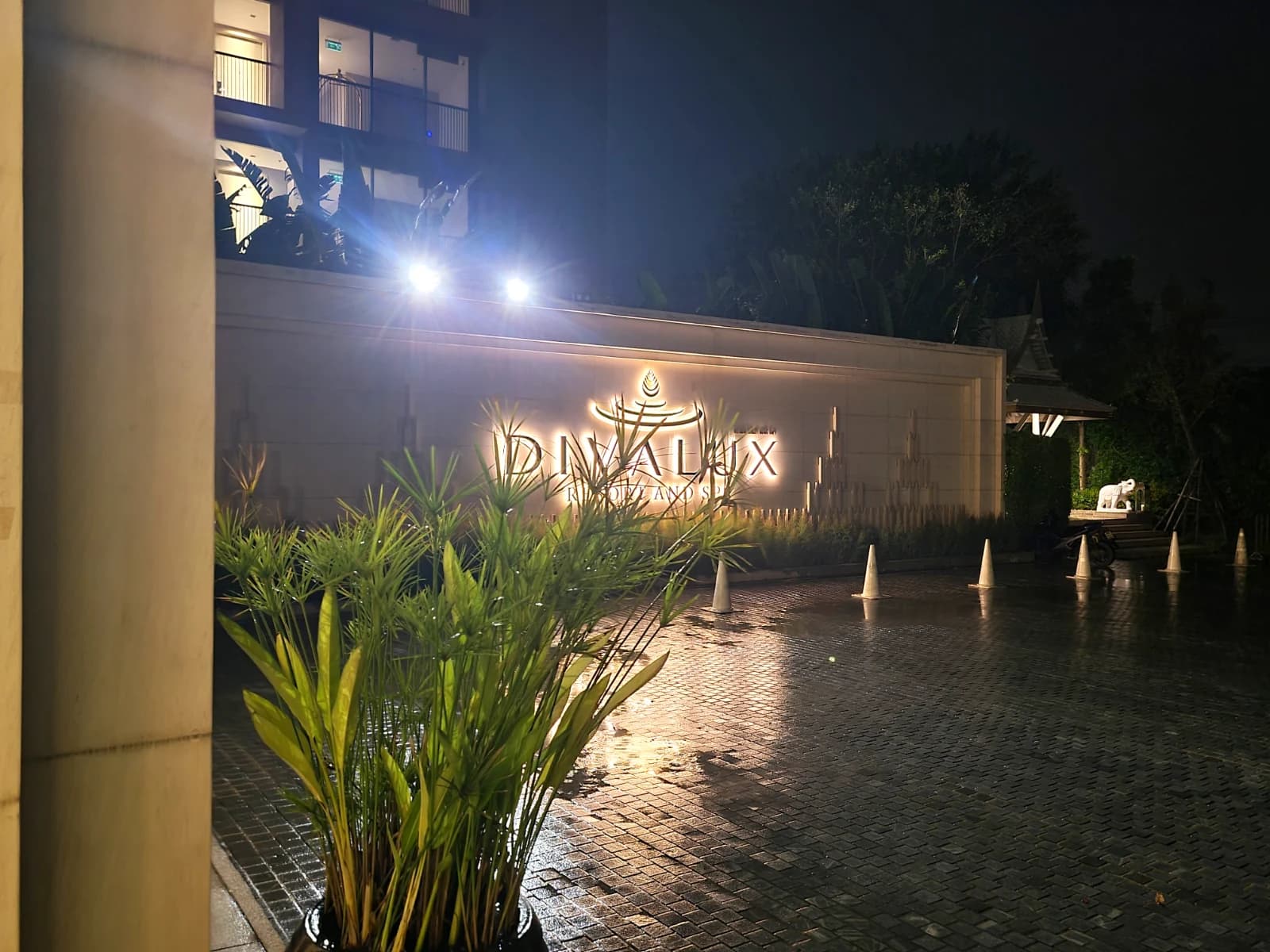 Divalux Resort 넓은 로비 공간과 리셉션 데스크 전경