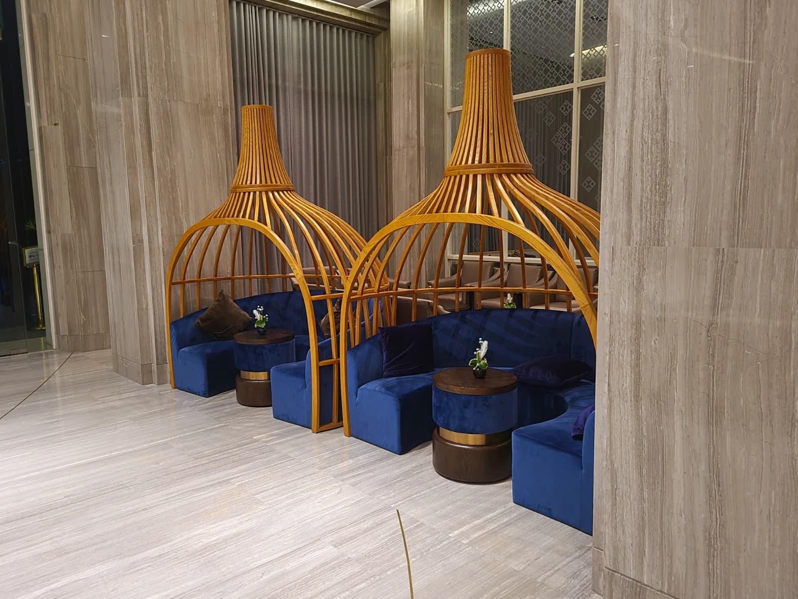 Divalux Resort 정문 야간 외관과 입구 조명