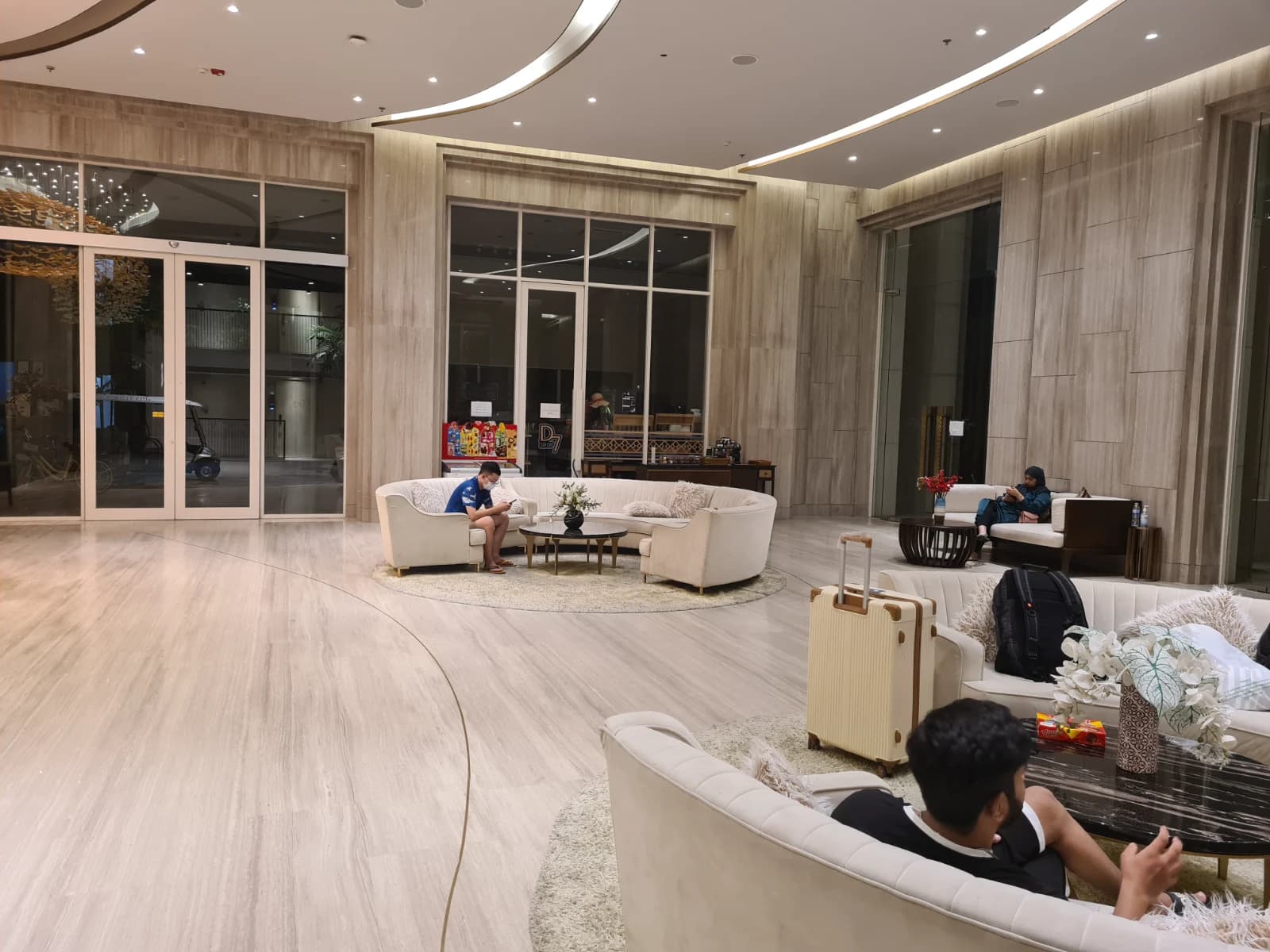 Divalux Resort 비 오는 밤 입구 바닥에 반사된 조명