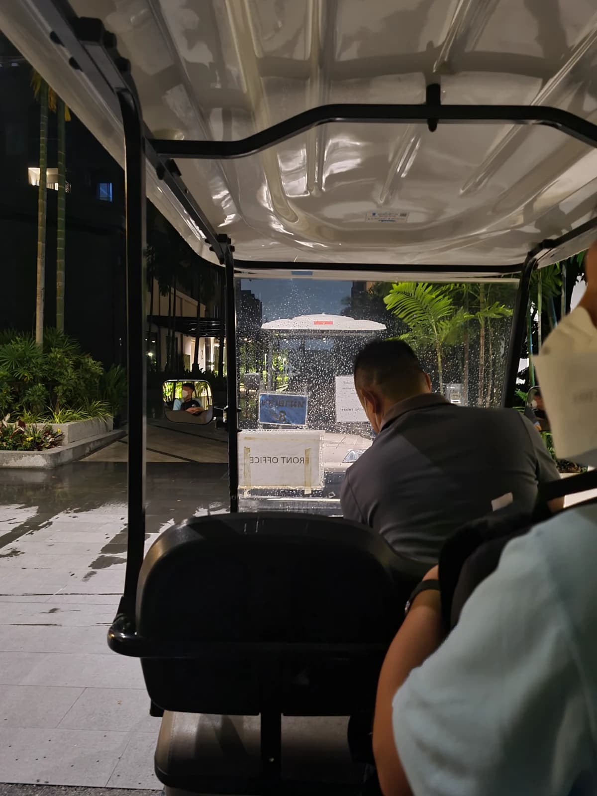 Divalux Resort 골프카트 객실 이동 서비스 야간 이용 모습