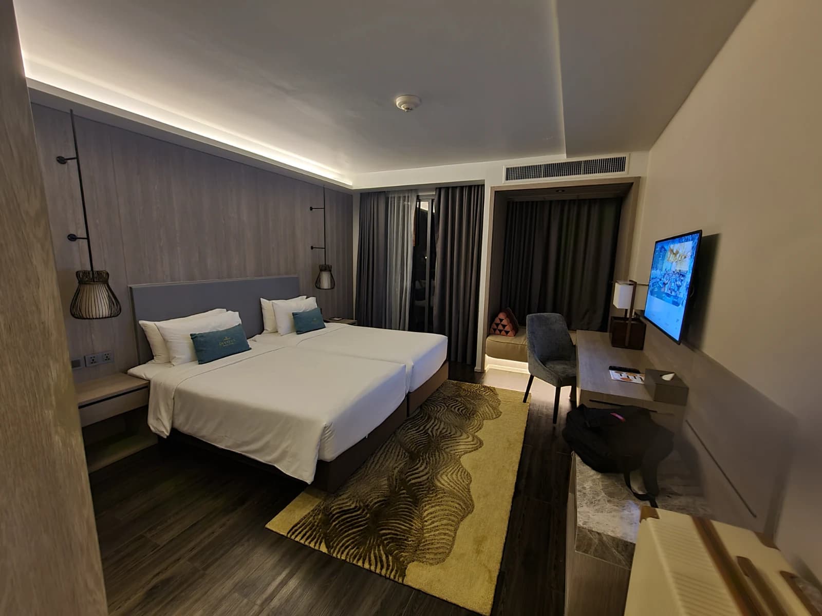 Divalux Resort 객실 내부 킹베드와 깔끔한 인테리어