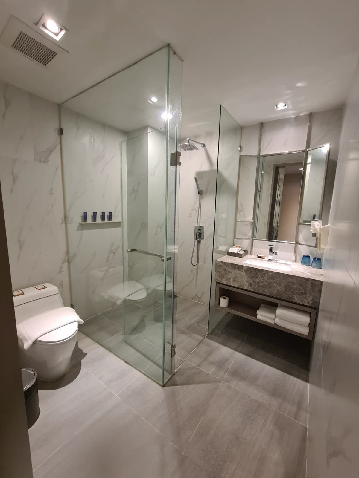 Divalux Resort 객실 화장실 유리 샤워부스와 깨끗한 타일