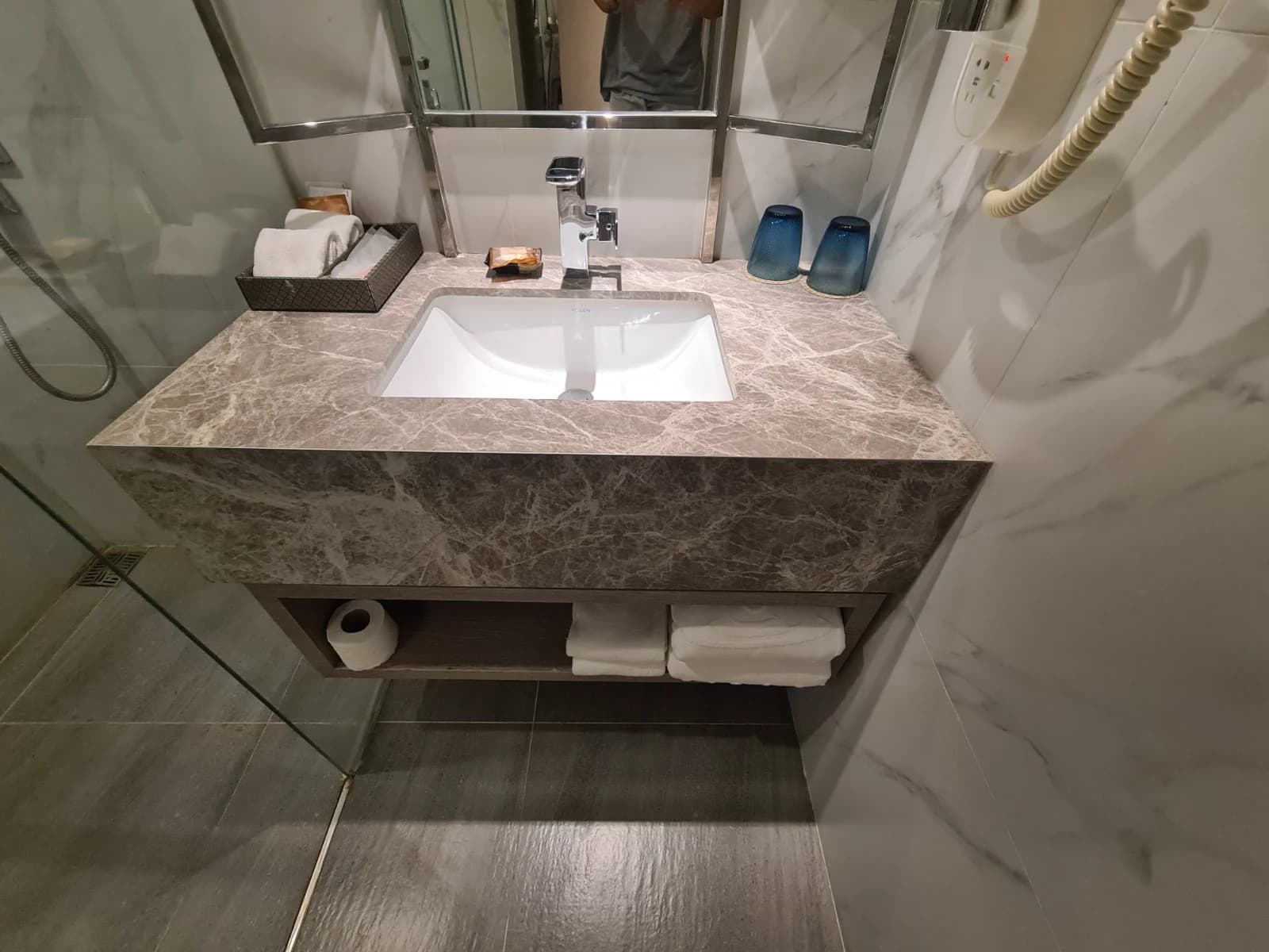 Divalux Resort 세면대 상판 마감과 기본 어메니티 구성