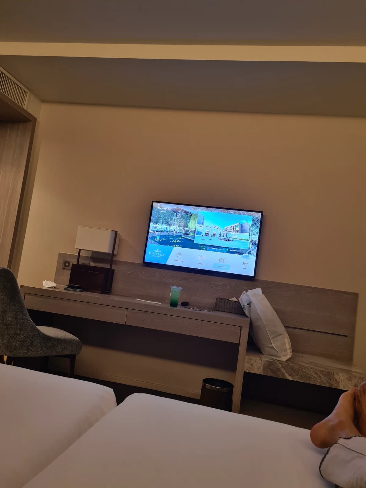 Divalux Resort 객실 침대에서 본 책상과 TV 배치