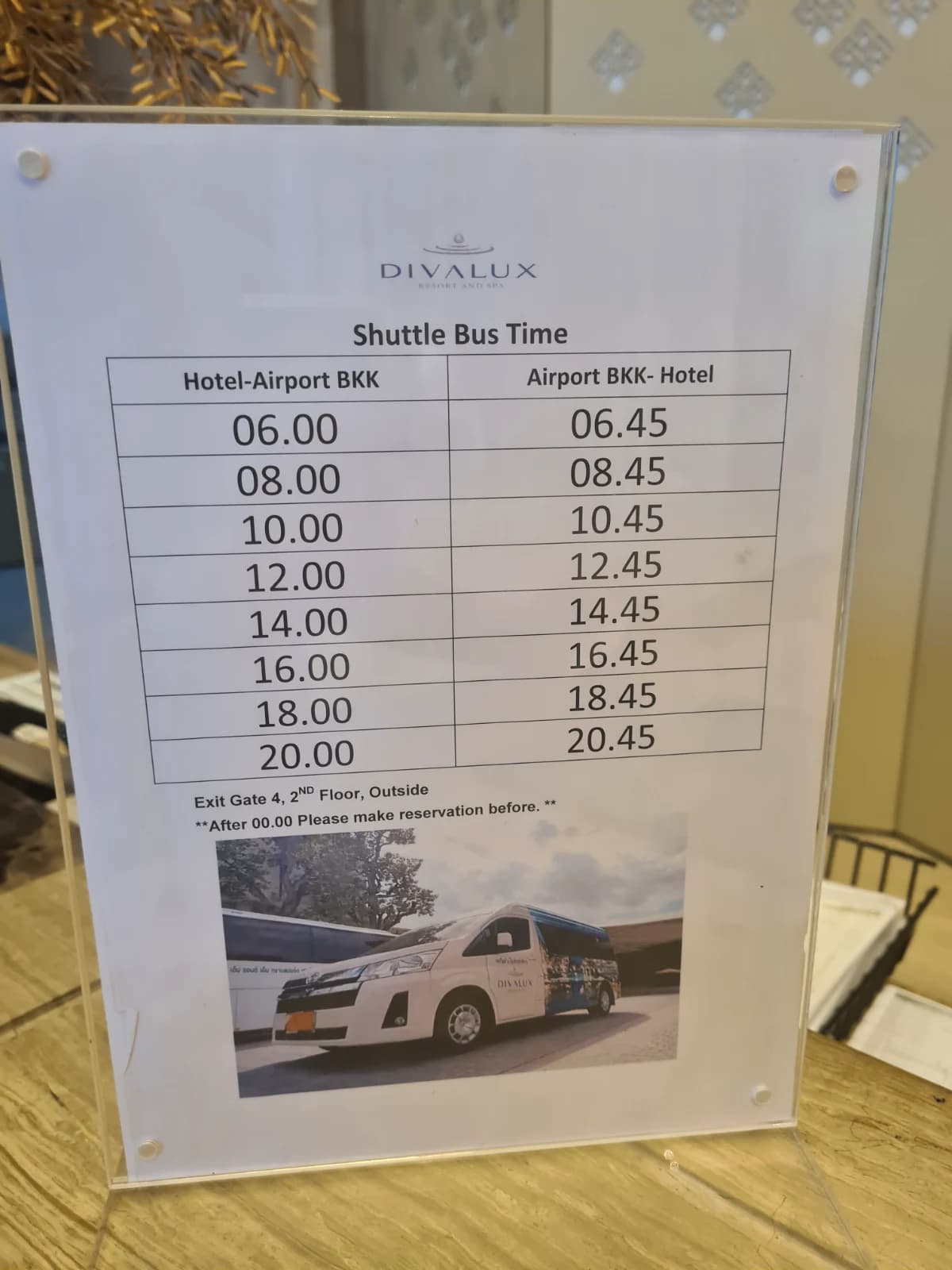 Divalux Resort 공항 셔틀 시간표 안내판