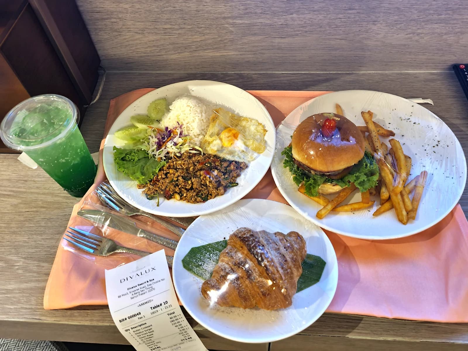 Divalux Resort 룸서비스 음식 세트 객실 내 테이블 위