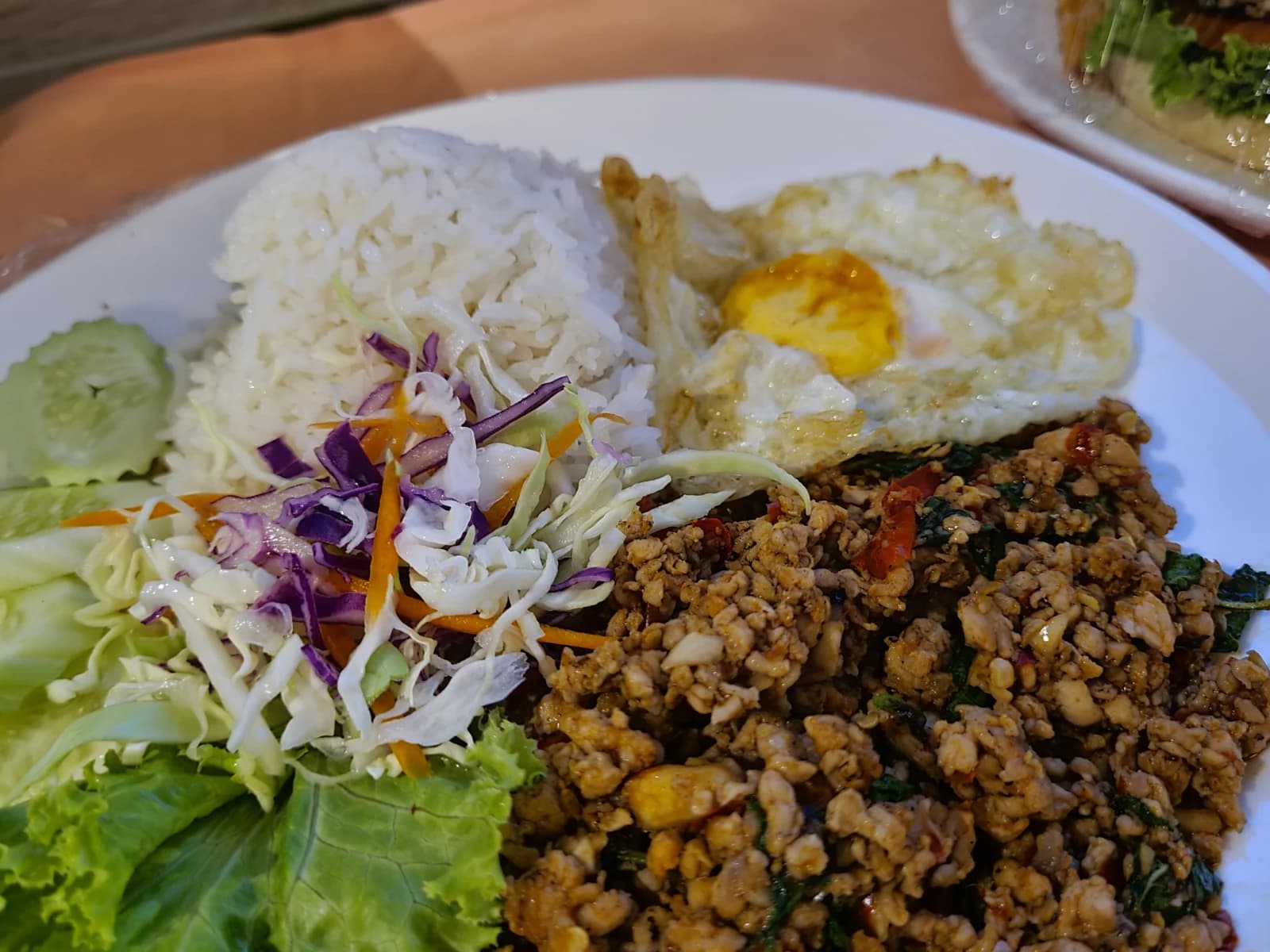 팟까파오 무쌉 계란후라이 올린 클로즈업