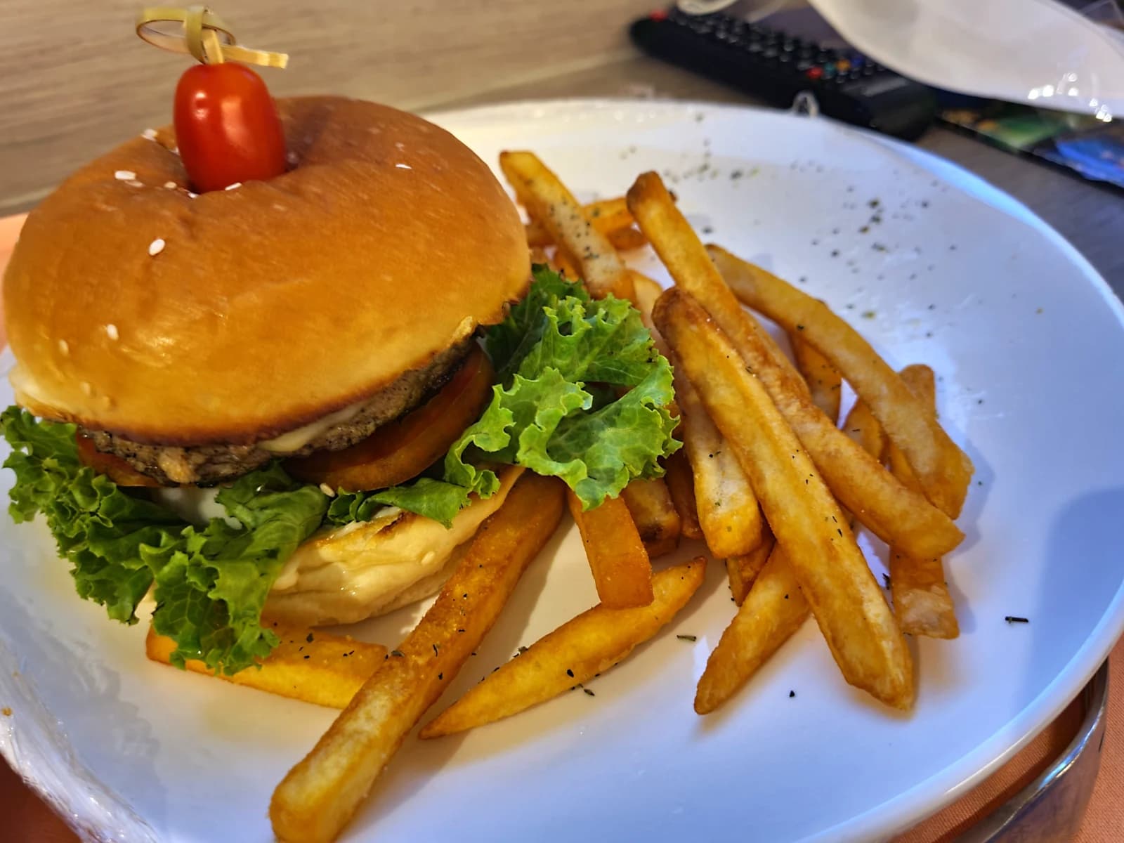 Divalux Resort 룸서비스 햄버거와 감자튀김