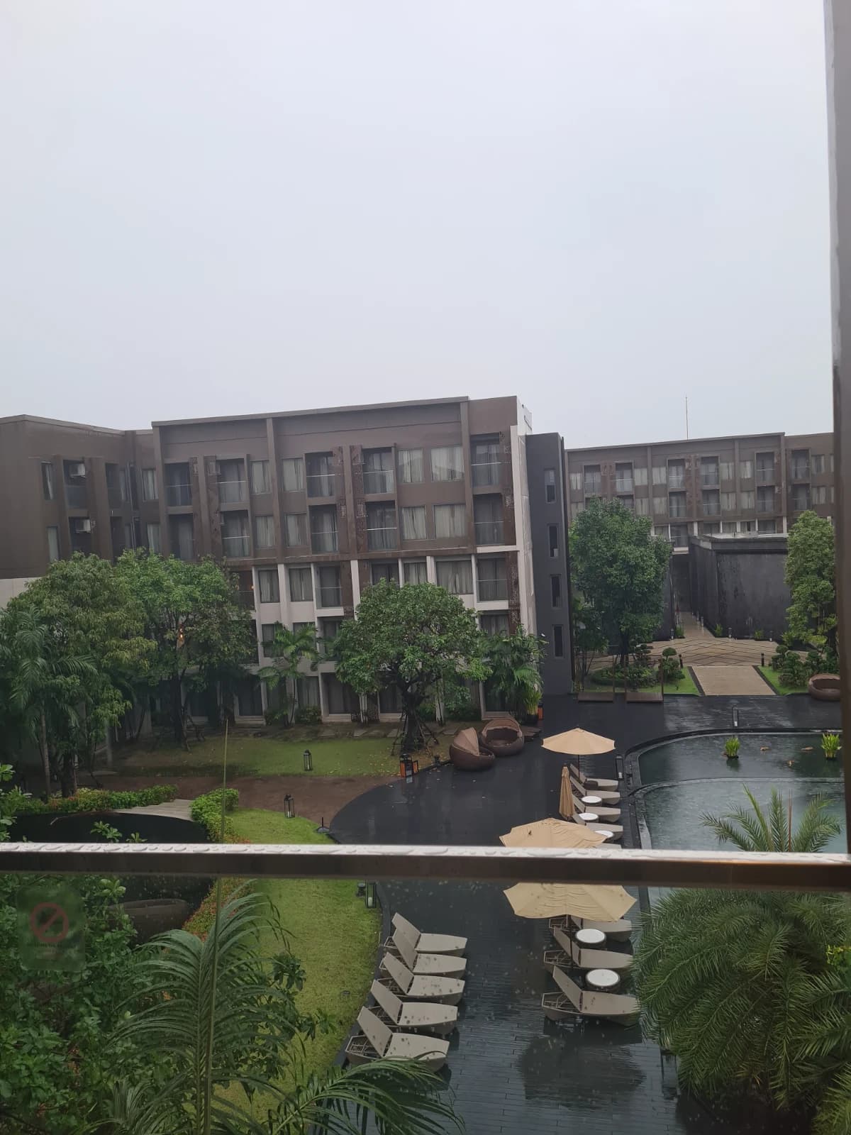 Divalux Resort 객실에서 내려다본 아침 수영장과 정원 뷰