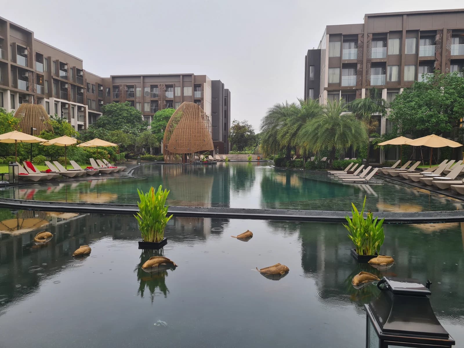 Divalux Resort 야외 수영장 전경과 중앙 조형물