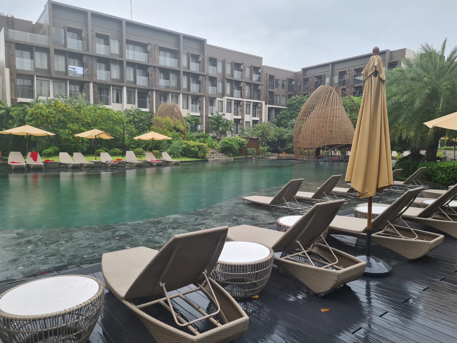 Divalux Resort 수영장 선베드 파라솔 배치와 조경