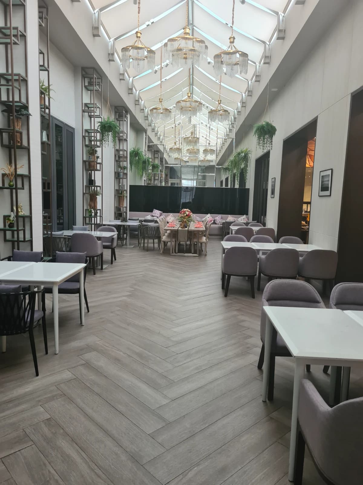 Divalux Resort 조식 레스토랑 내부 높은 천장과 샹들리에