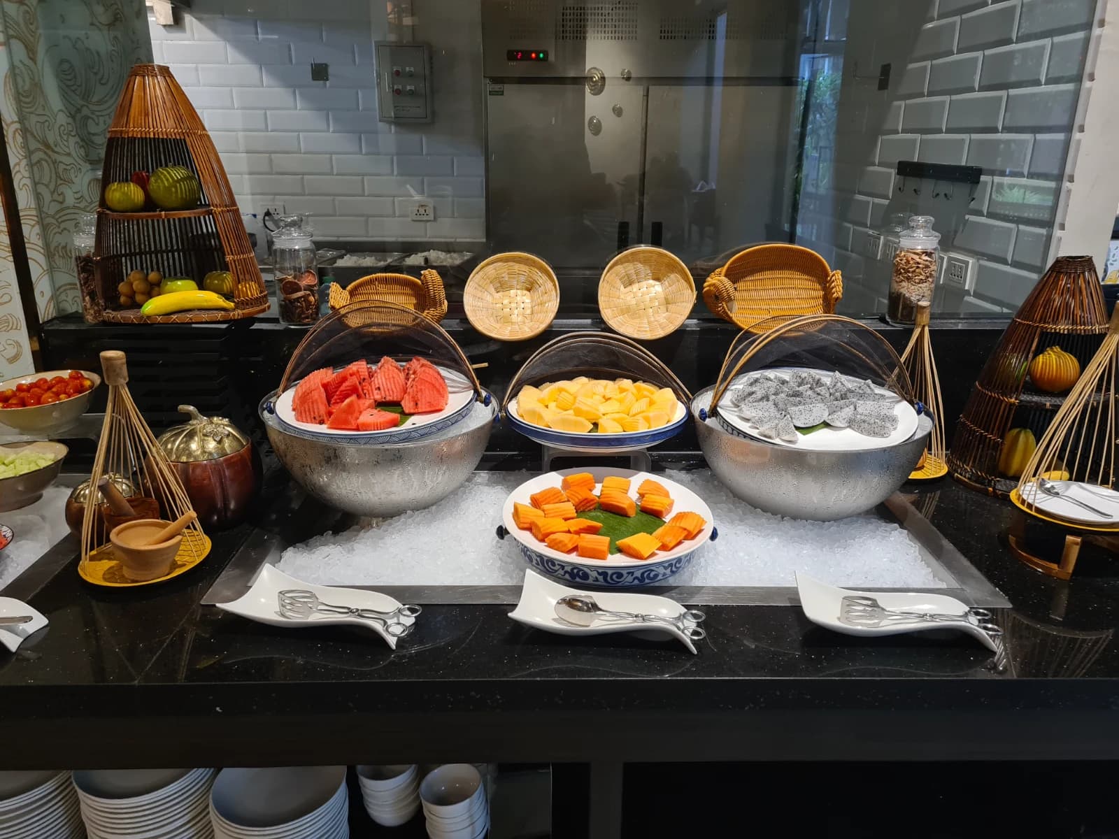 Divalux Resort 조식 과일 코너 수박 용과 열대과일