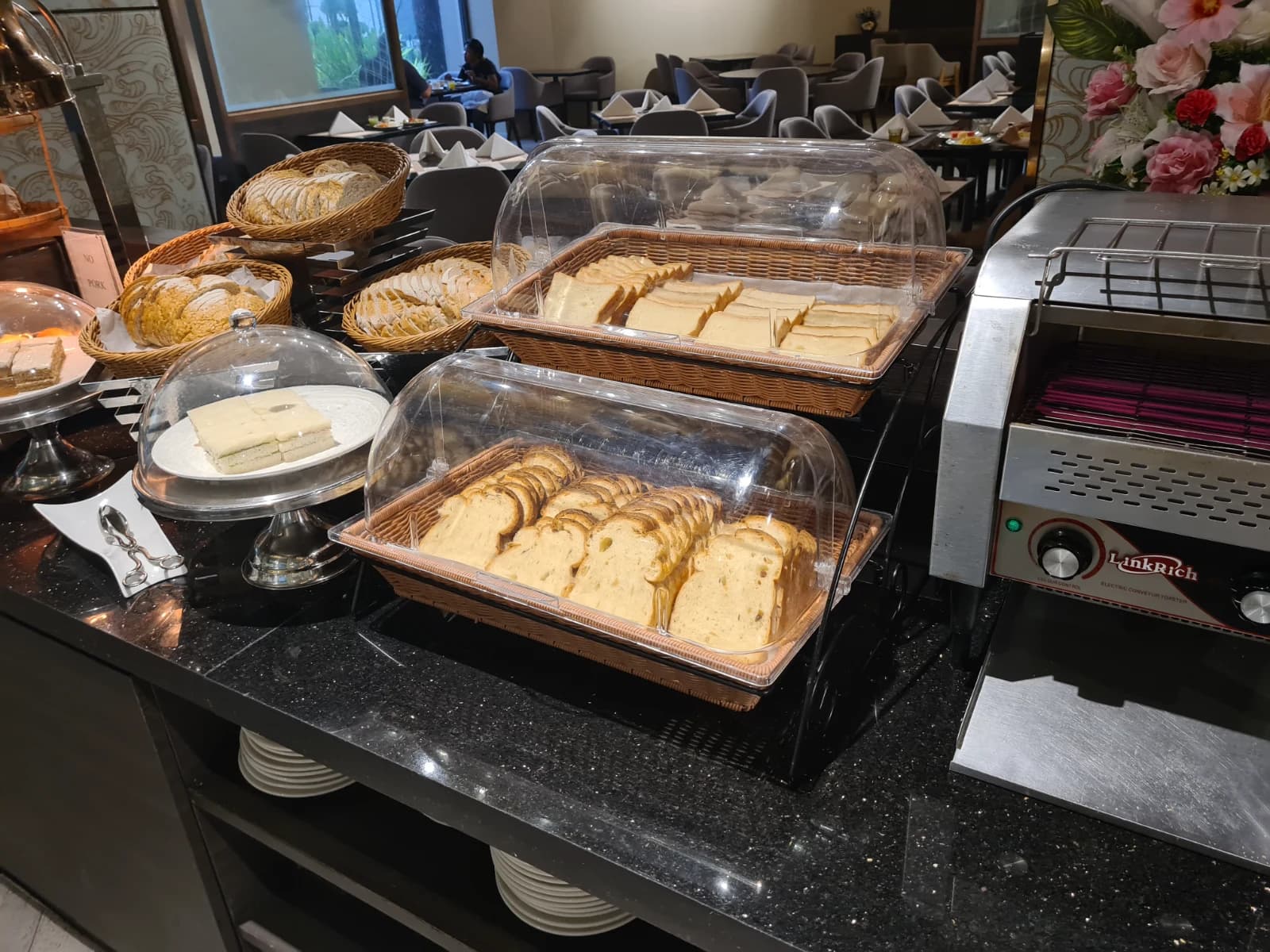 Divalux Resort 조식 빵 종류와 토스터