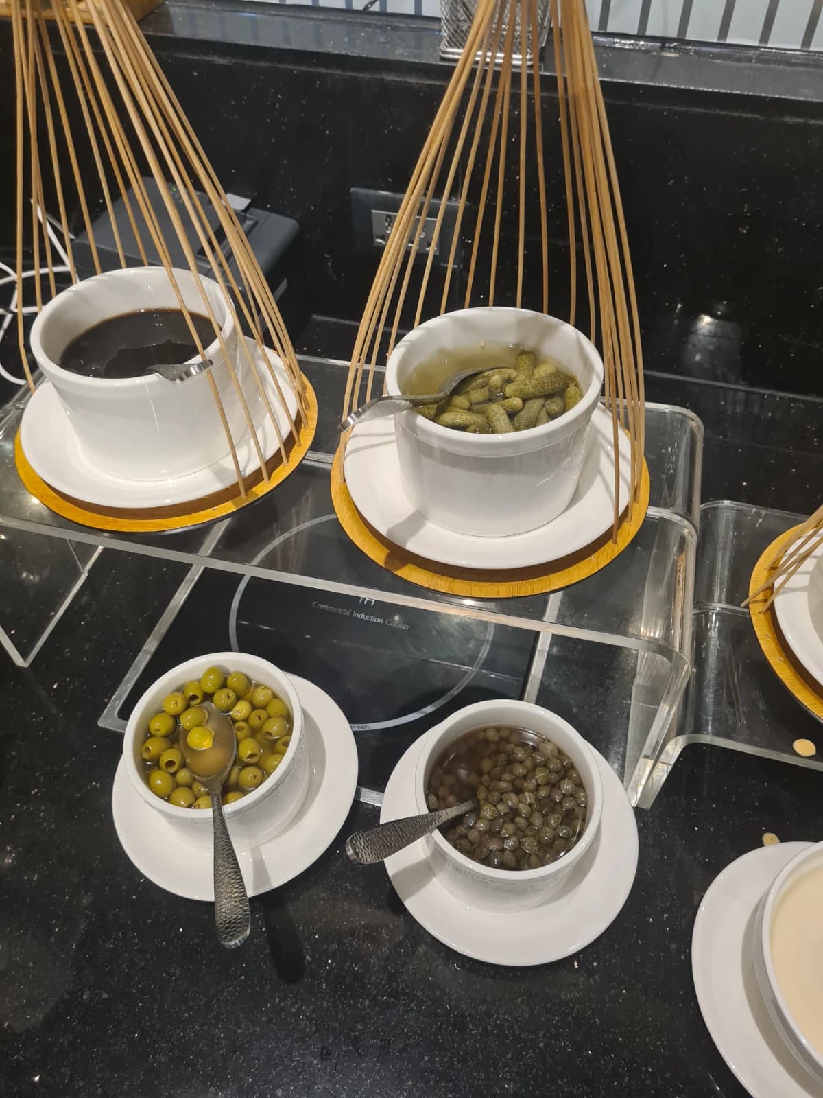 Divalux Resort 조식 올리브 케이퍼 피클 서양식 사이드