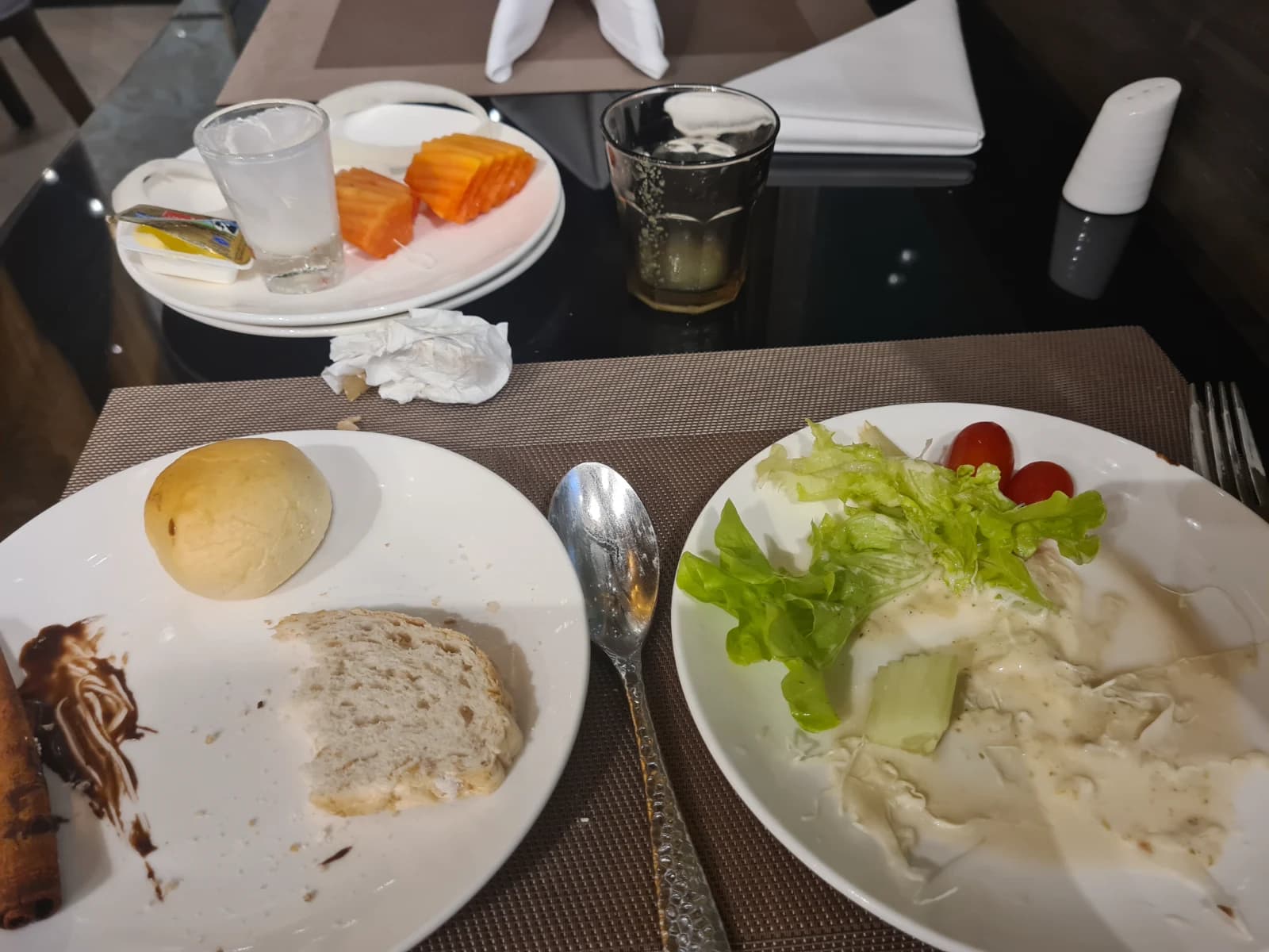 Divalux Resort 조식 빵 샐러드 과일로 구성한 가벼운 아침 접시