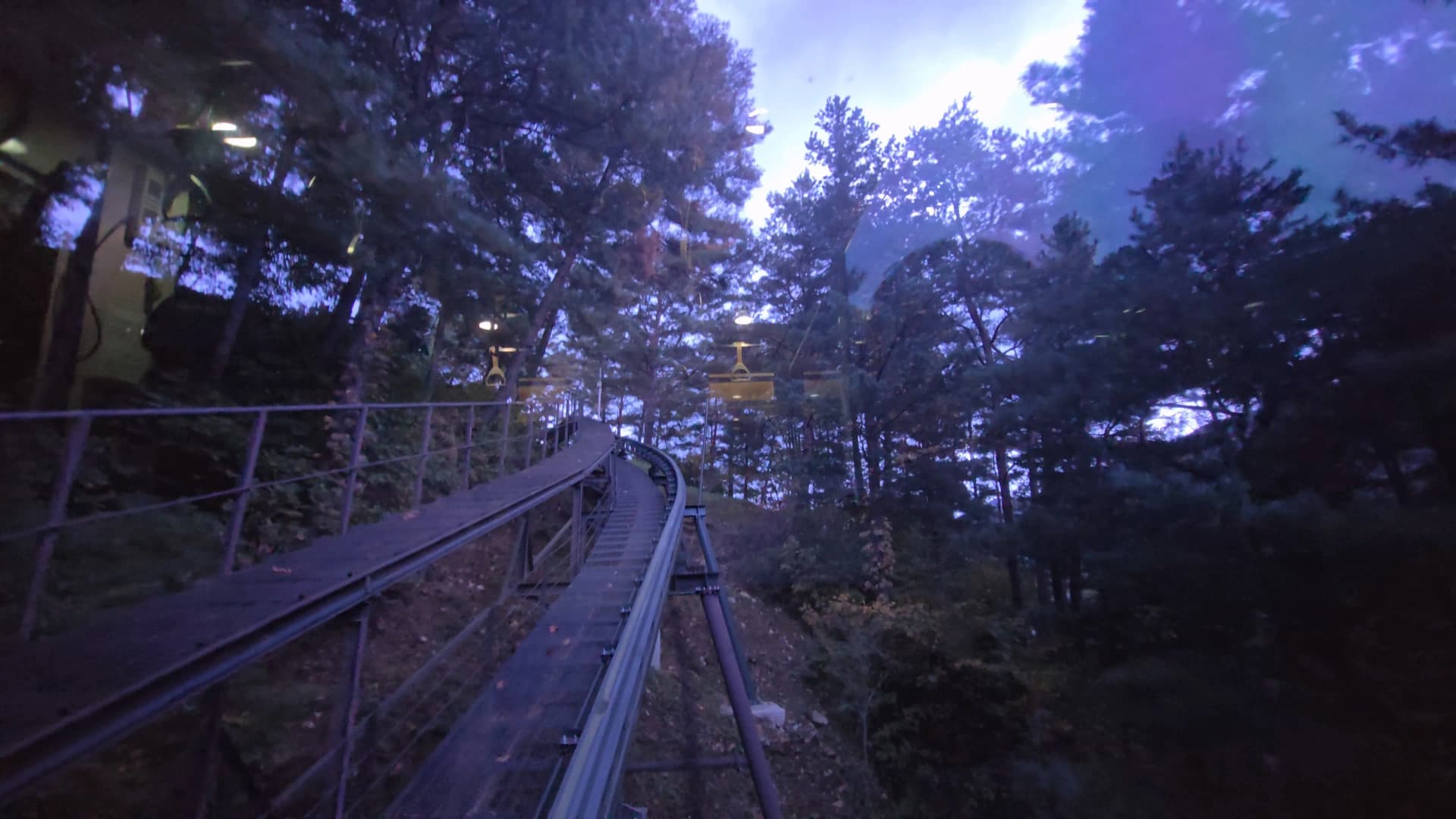 Monorel Gua Hwaam menaiki lereng bukit yang curam | 하이제이에스비