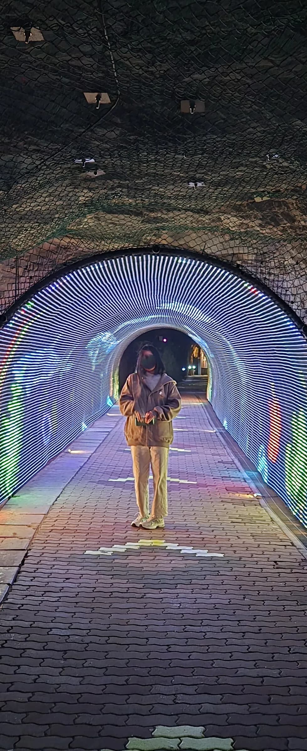 Bahagian terowong dengan lampu LED berwarna-warni di dalam Gua Hwaam | 하이제이에스비