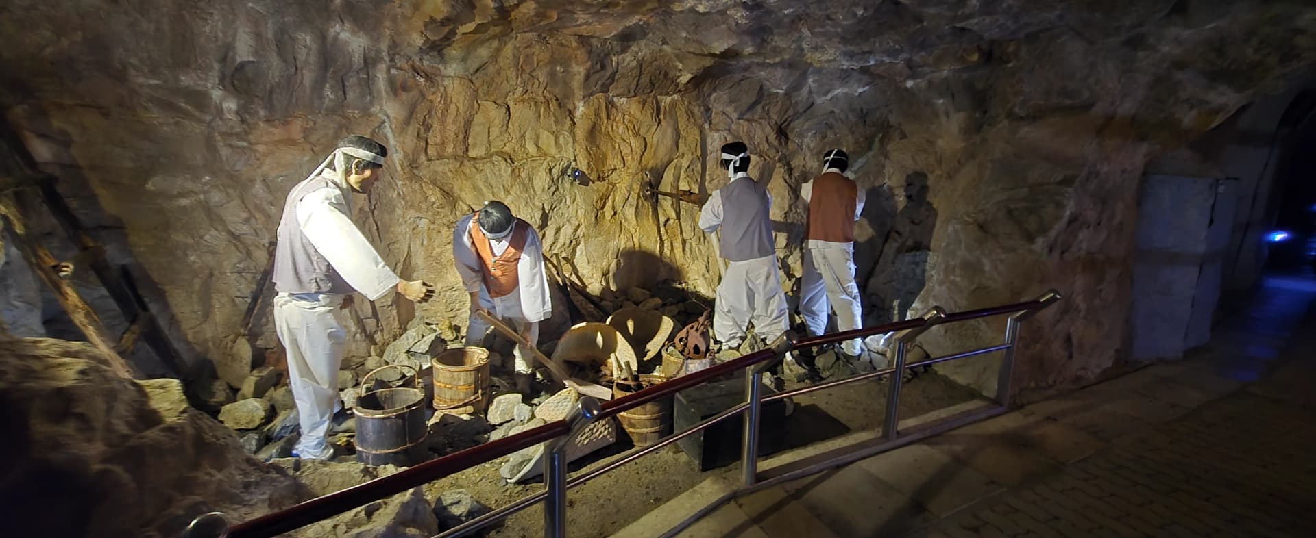 Pameran manekin menunjukkan tapak perlombongan emas di Gua Hwaam | 하이제이에스비