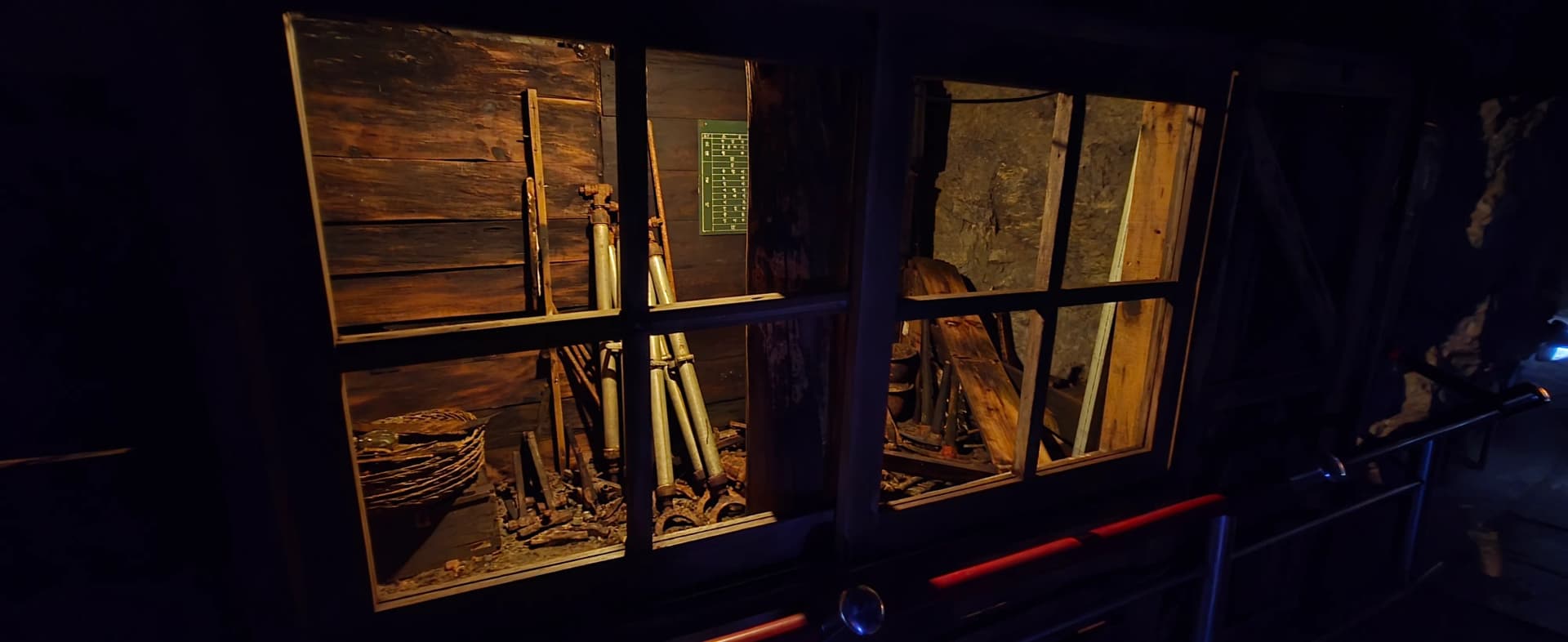 Peralatan perlombongan emas yang disimpan di sebalik kaca | 하이제이에스비