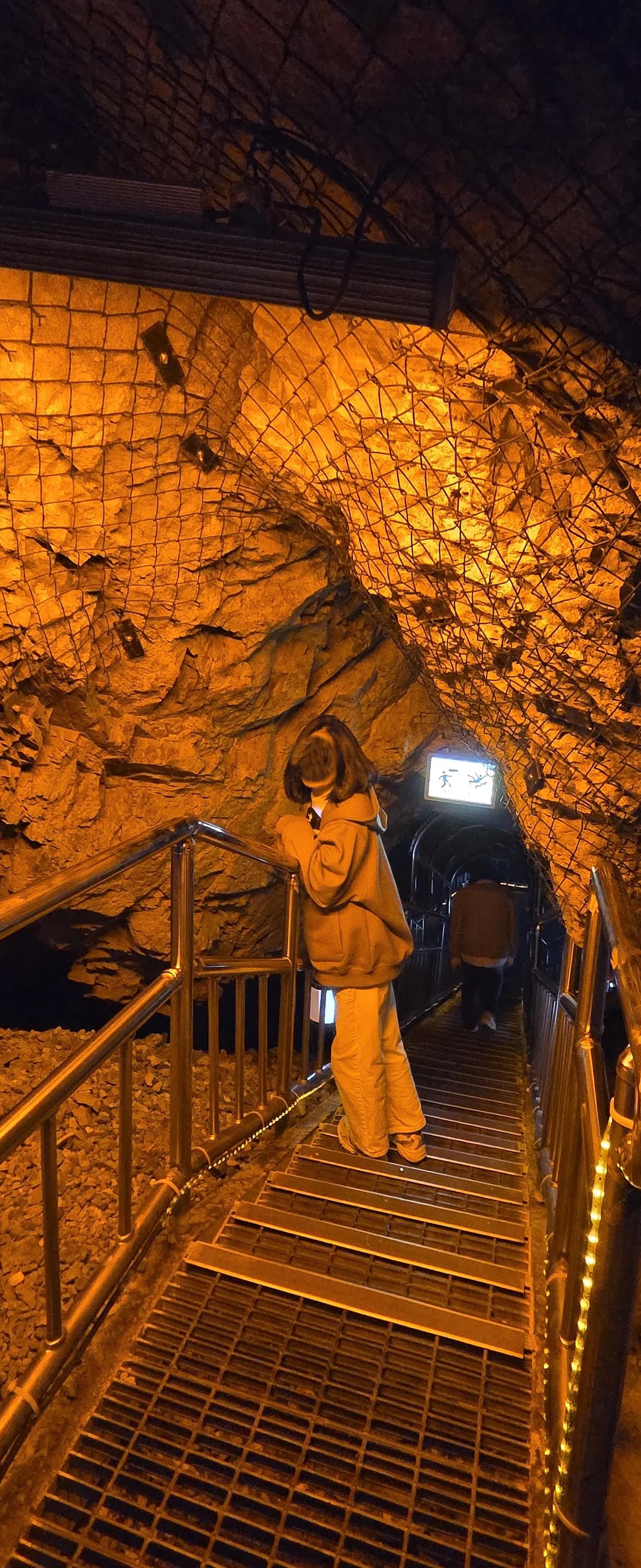 Struktur laluan kompleks dengan tangga dan pagar keselamatan di dalam Gua Hwaam | 하이제이에스비