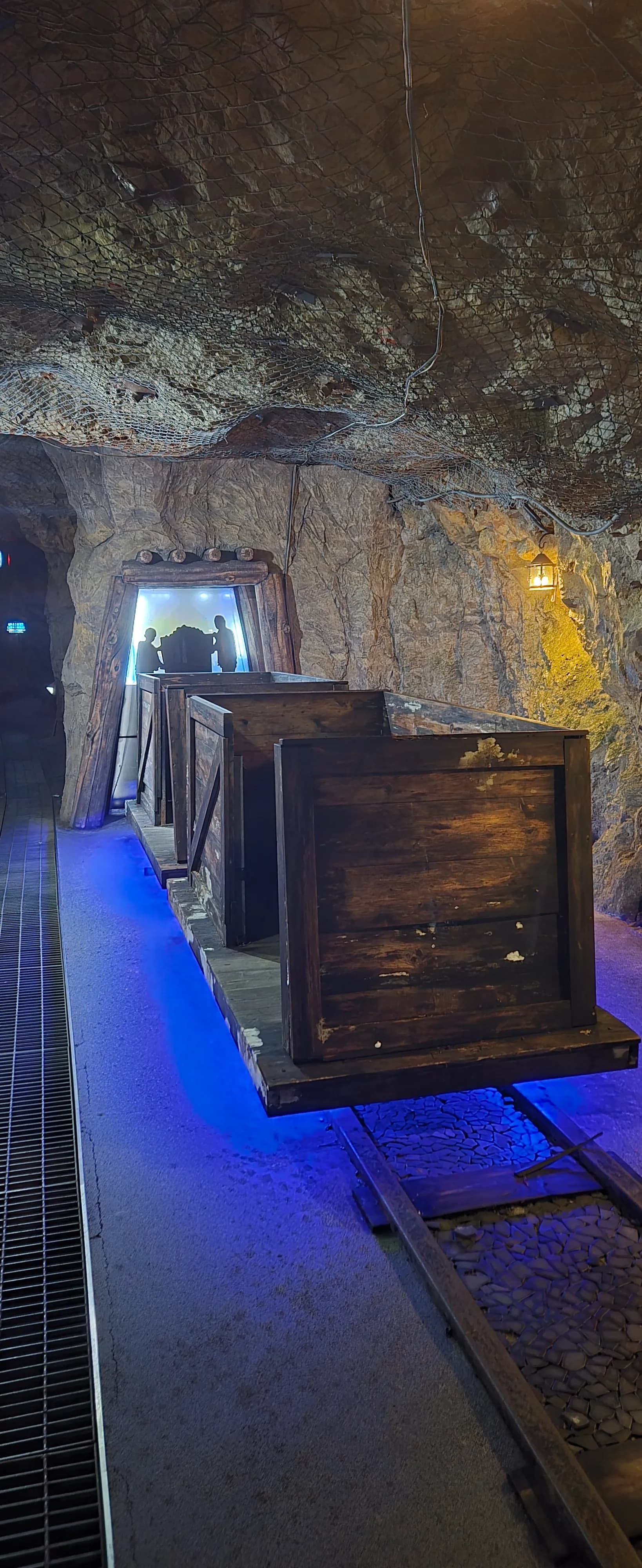 Kereta lombong dipamerkan di atas rel dengan lampu LED biru | 하이제이에스비