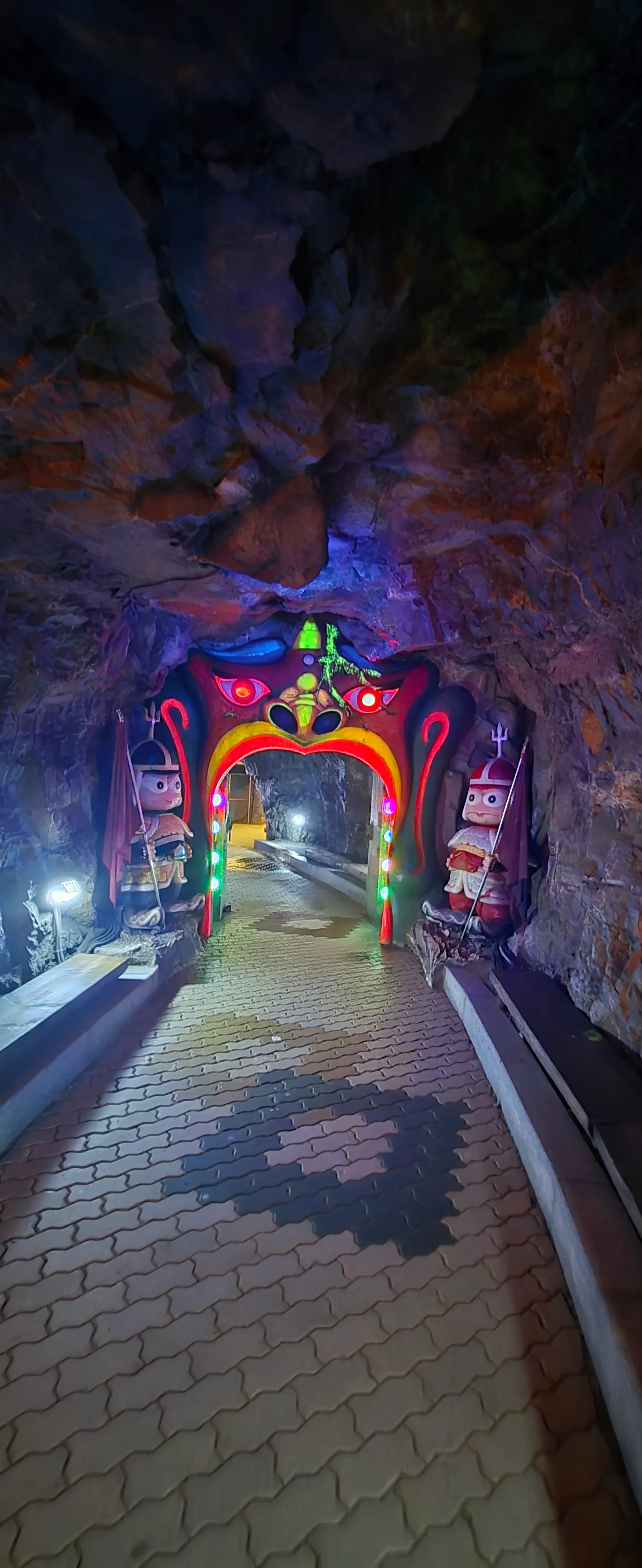 Gerbang goblin berbentuk gerbang lengkung di zon tema dongeng bahagian bawah Gua Hwaam | 하이제이에스비