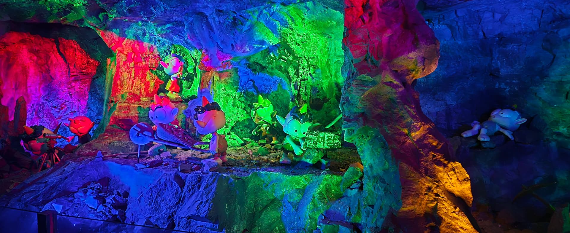 Bahagian diorama watak haiwan di bawah lampu berwarna-warni | 하이제이에스비