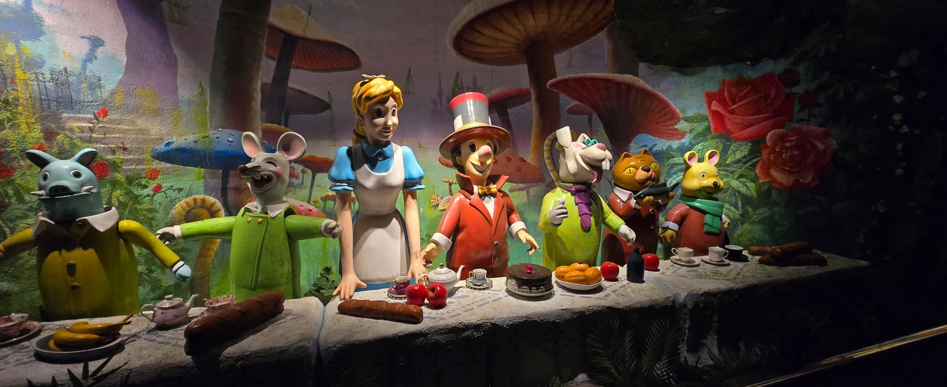 Diorama adegan tea party Alice in Wonderland | 하이제이에스비