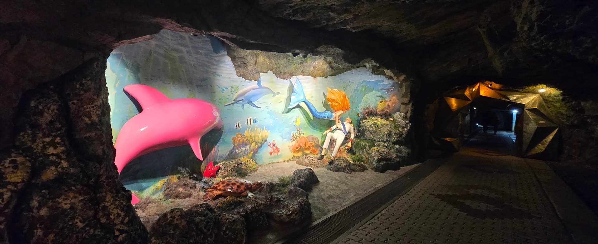 Diorama dunia bawah laut dengan lumba-lumba merah jambu dan puteri duyung | 하이제이에스비