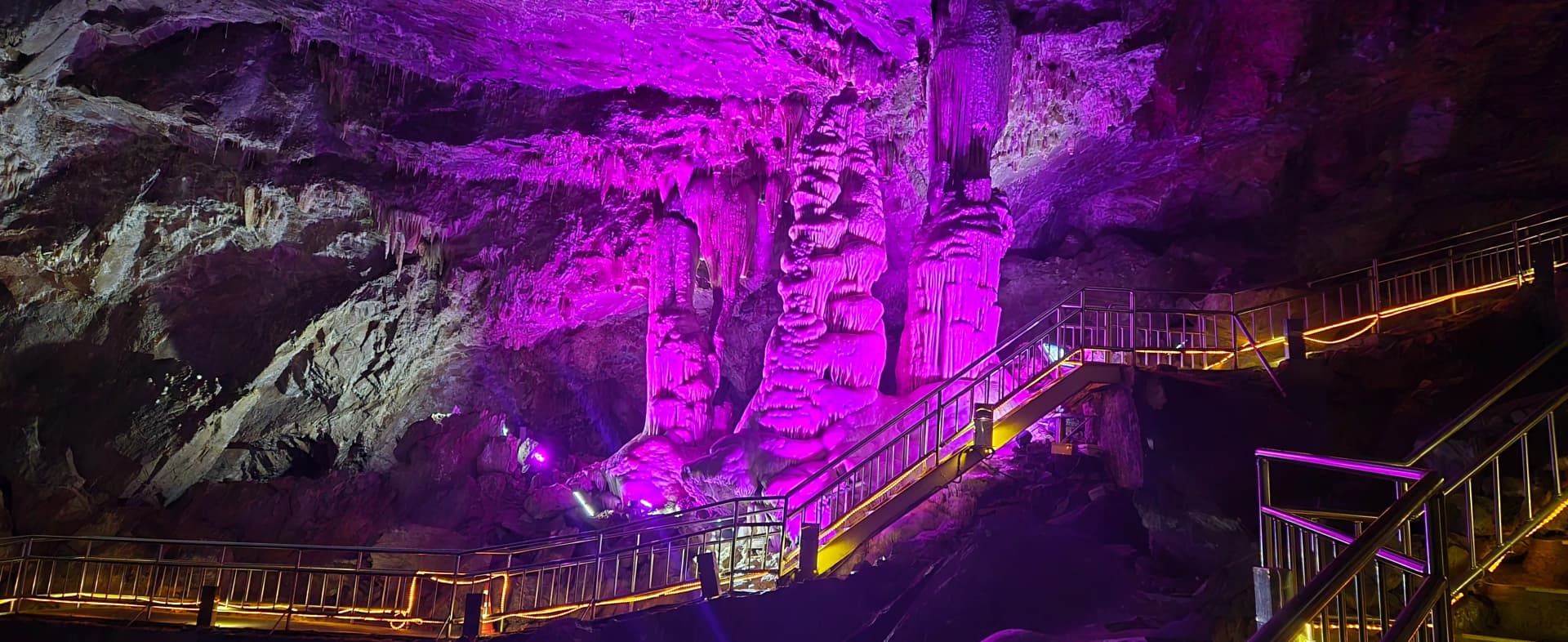 Stalagmit dan tiang batu gergasi di bawah cahaya ungu | 하이제이에스비
