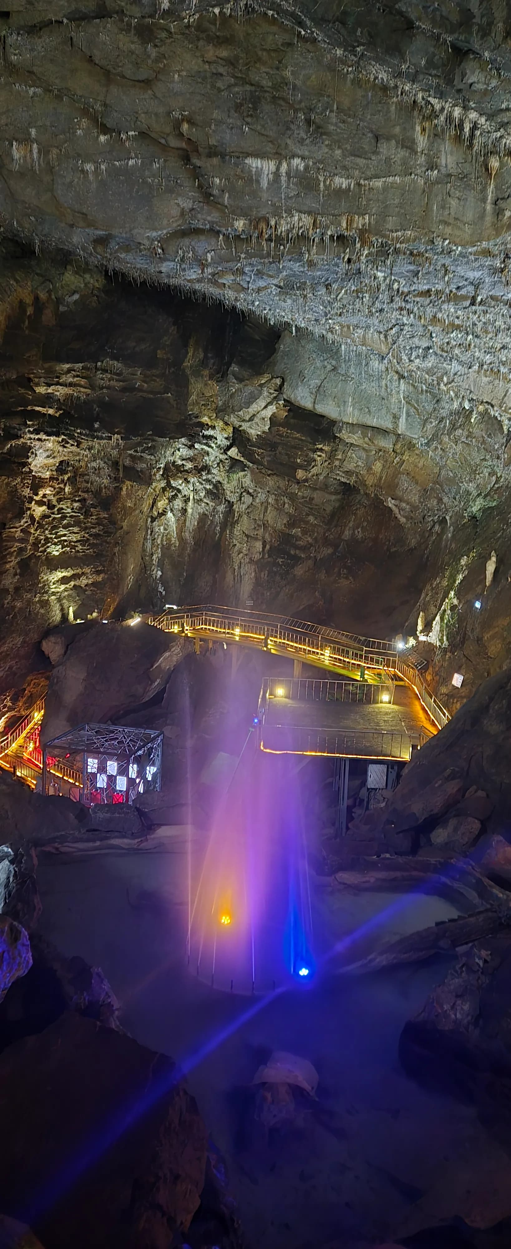 Pandangan dari atas laluan pejalan kaki yang berliku antara batu | 하이제이에스비