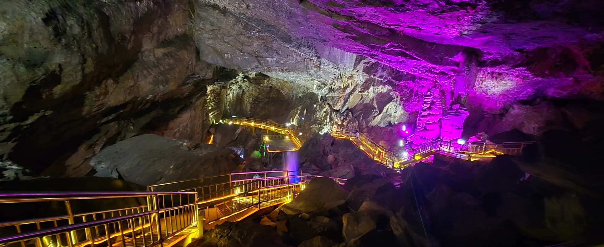 Pemandangan bahagian bawah gua sepanjang laluan pejalan kaki | 하이제이에스비