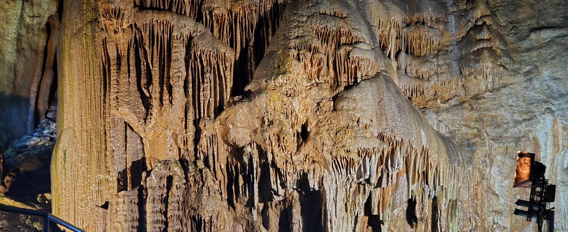 Dinding kristal batu kapur air terjun batu setinggi 28 meter terbesar di Asia | 하이제이에스비