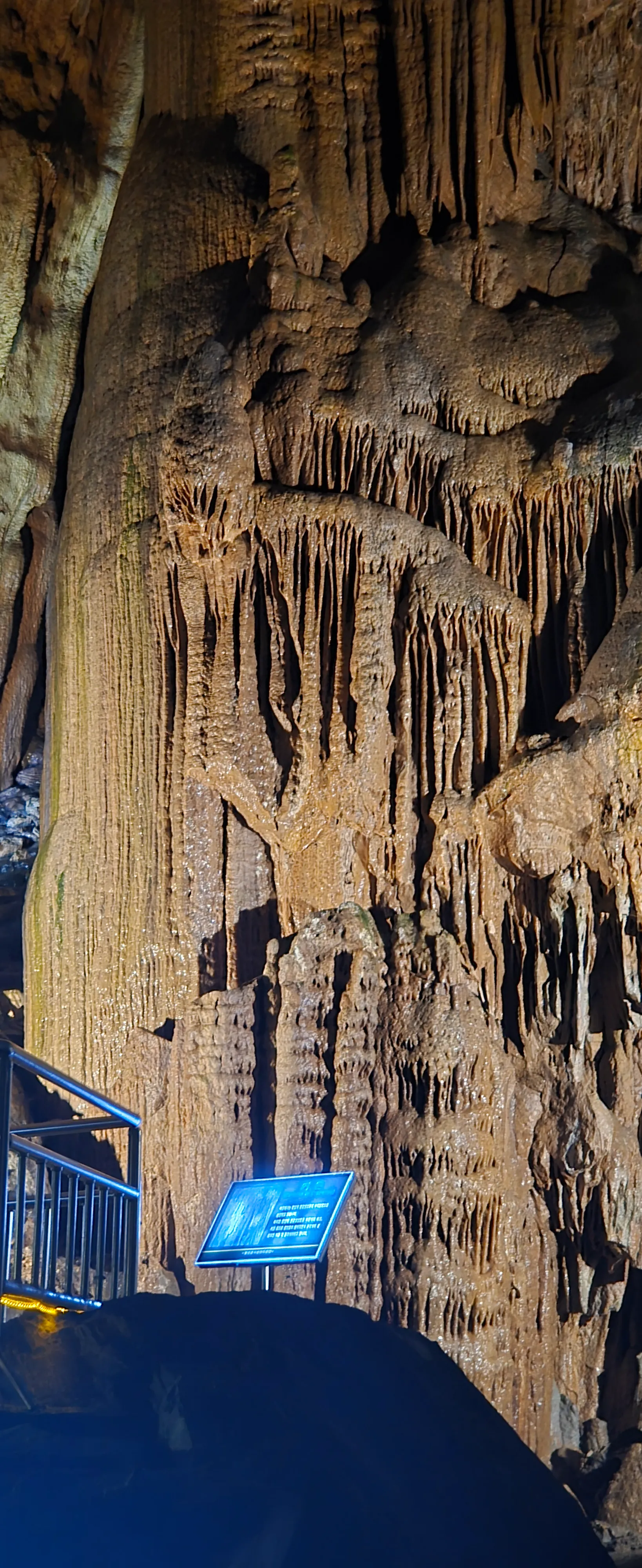 Tiang batu besar dilihat dari hadapan bersama papan tanda penerangan | 하이제이에스비