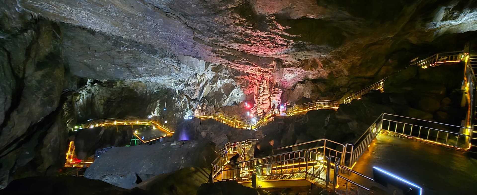 Pemandangan terakhir dari hujung laluan pejalan kaki Gua Hwaam | 하이제이에스비