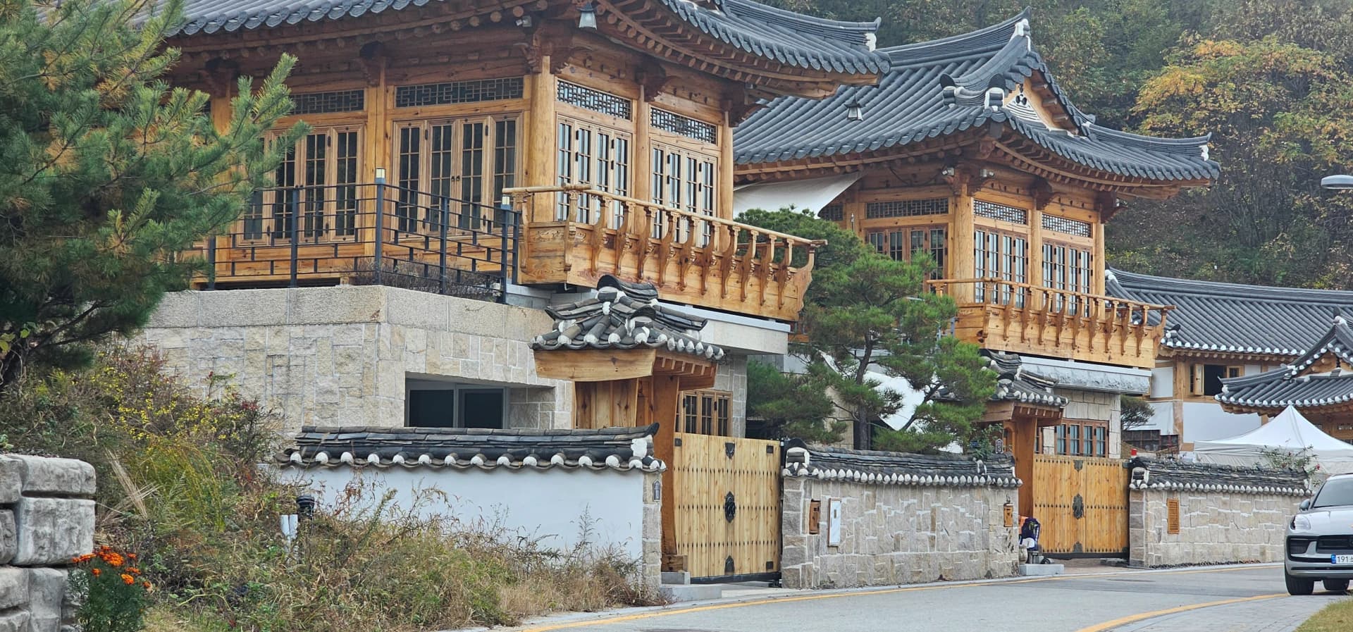 세종 고운동 2층 한옥 주택 — 나무 난간 발코니가 있는 한옥으로, 실제 주거용 건물이다 | 하이제이에스비