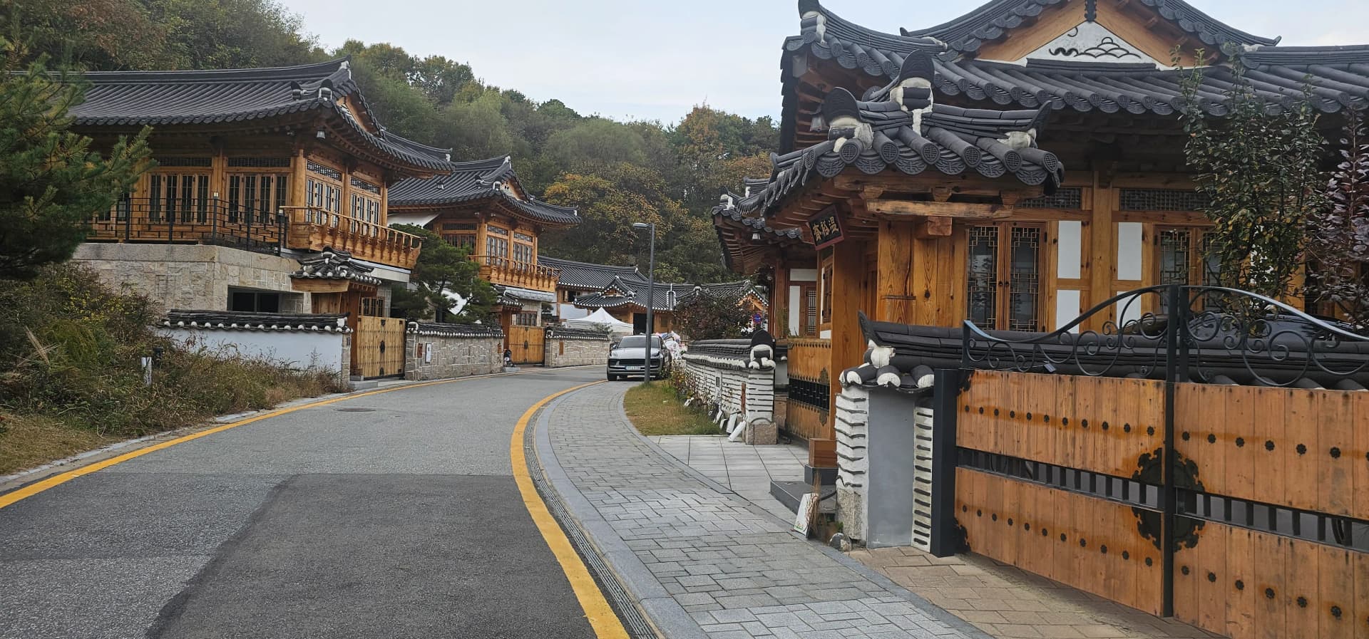 세종 한옥마을 한옥 외관 — 나무 구조와 기와지붕이 전통 양식 그대로 재현되어 있다 | 하이제이에스비