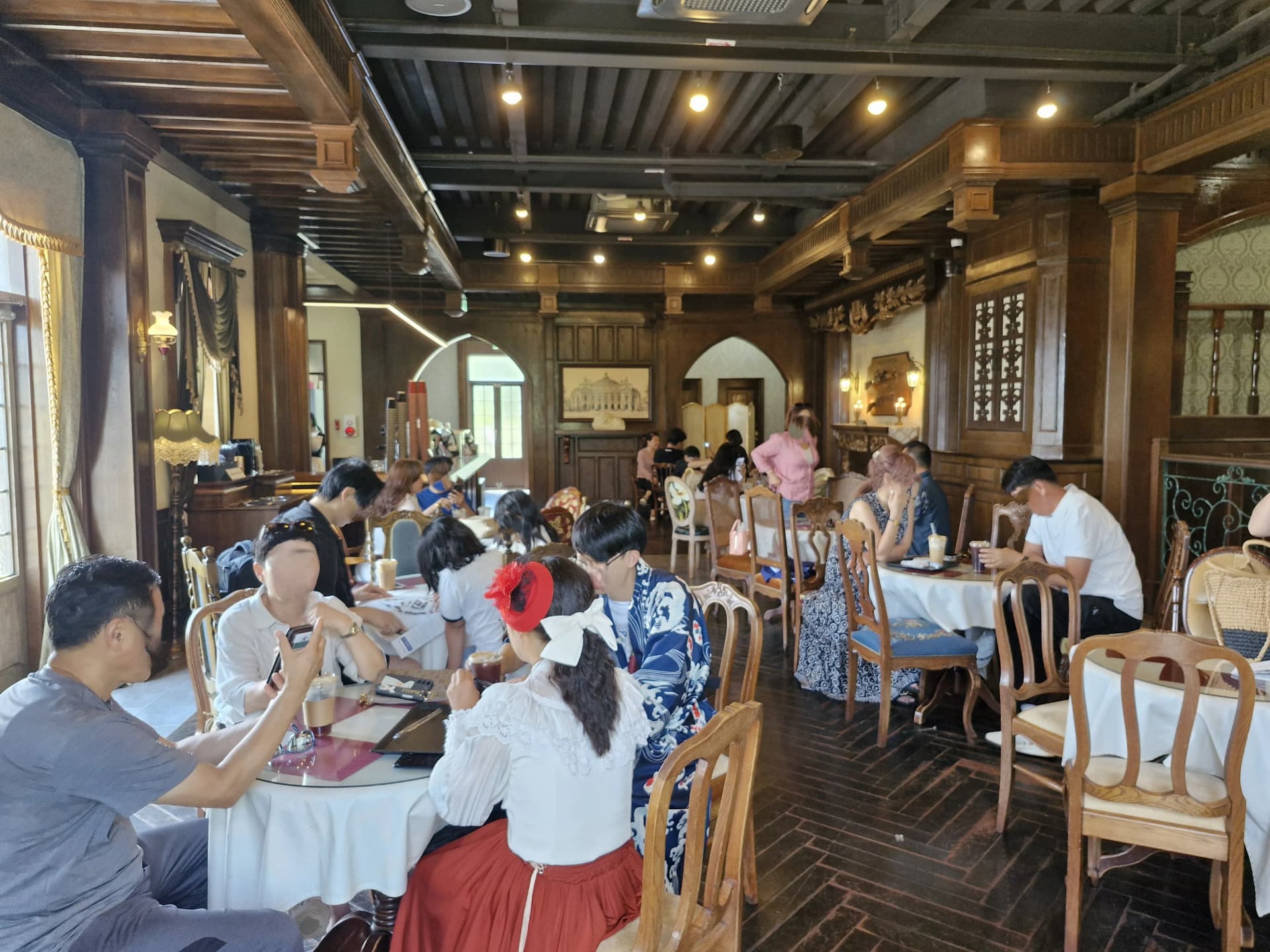 Pengunjung berkostum era Pencerahan menikmati kafe di Glory Hotel | 하이제이에스비