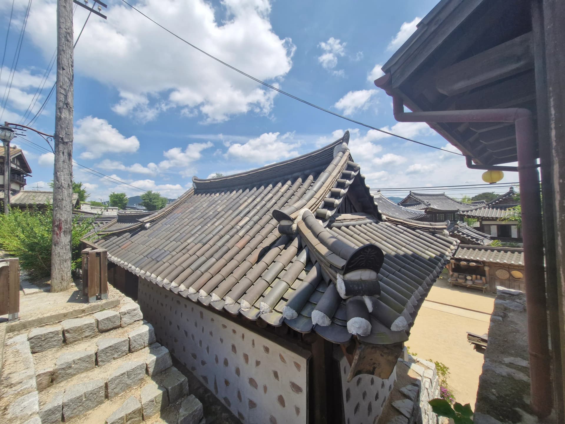 Atap genteng tradisional di sepanjang jalan hanok Sunshine Studio | 하이제이에스비
