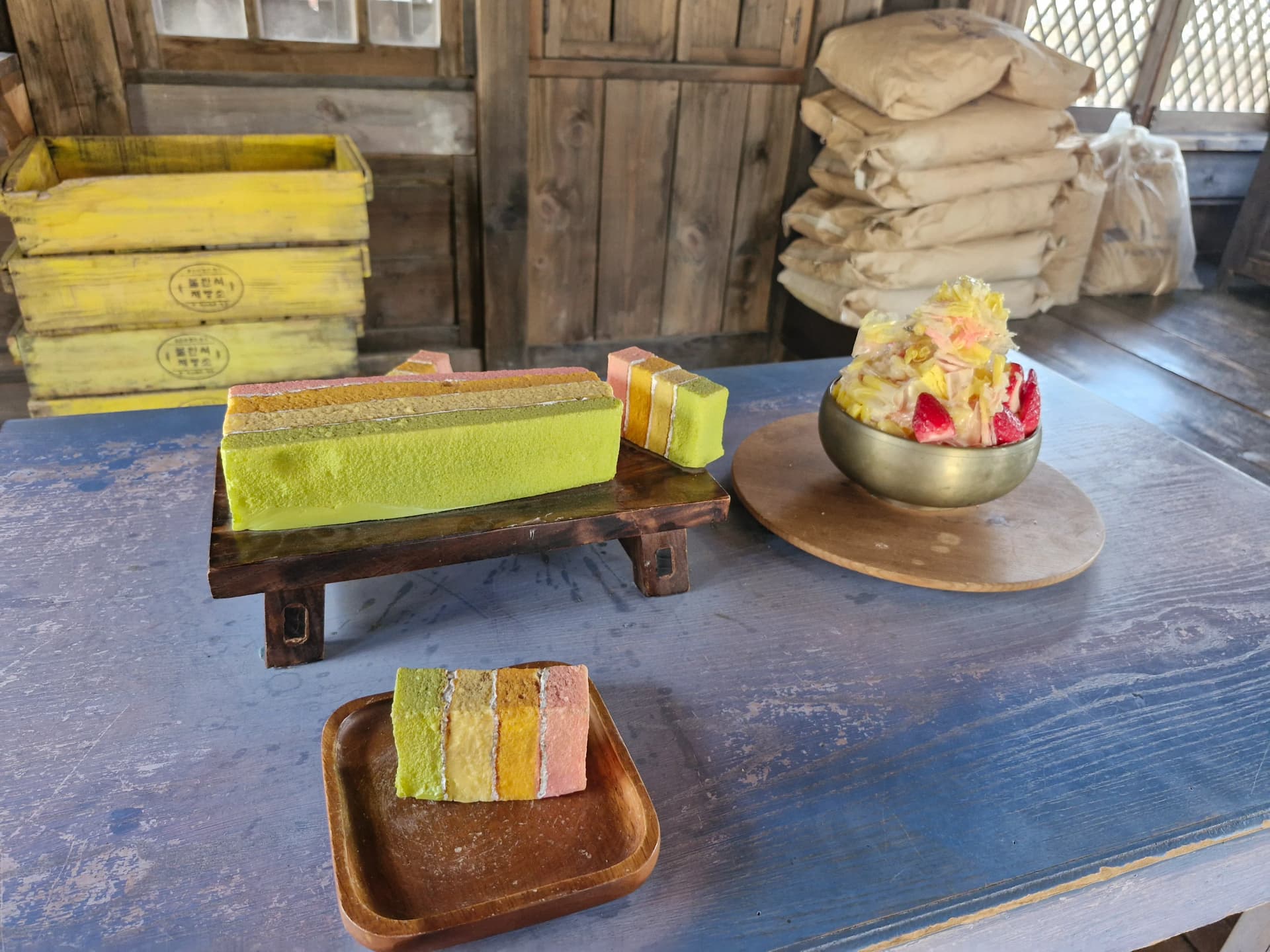 Model pajangan castella dan bingsu di atas nampan kayu | 하이제이에스비