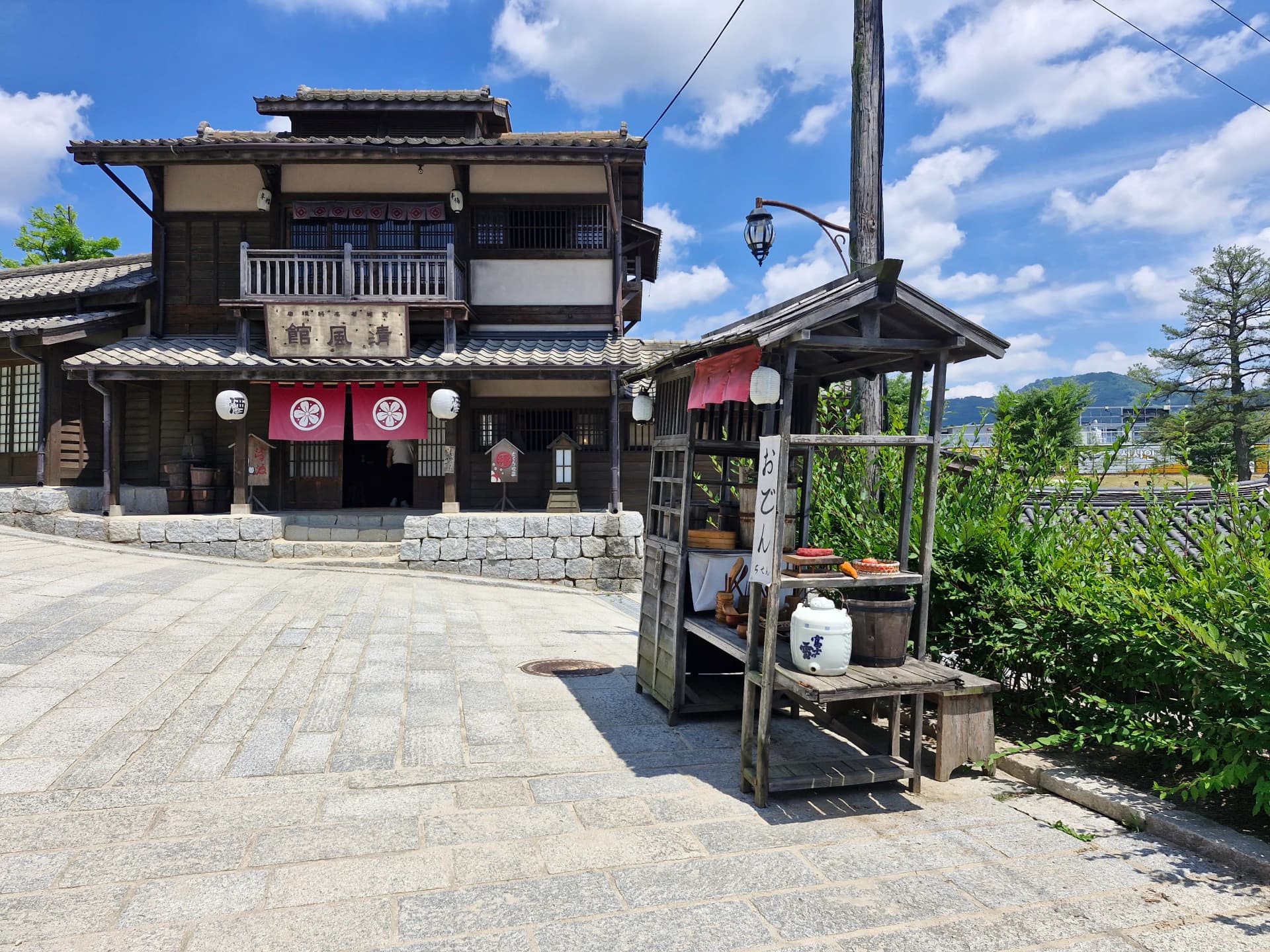 Bangunan kayu Jepang dua lantai dengan noren merah dan warung oden | 하이제이에스비