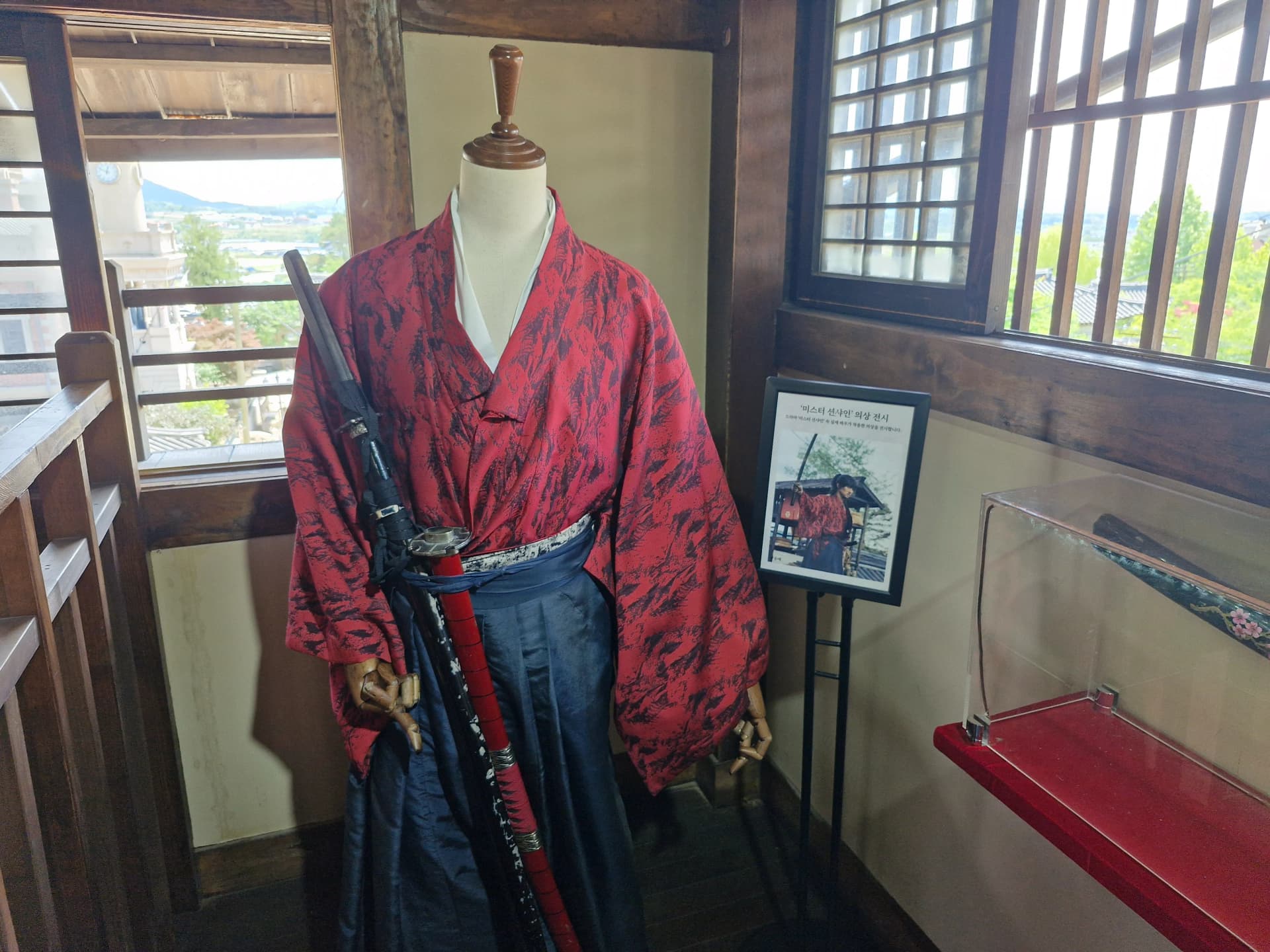 Kostum syuting: kimono merah dengan pedang yang dipajang | 하이제이에스비