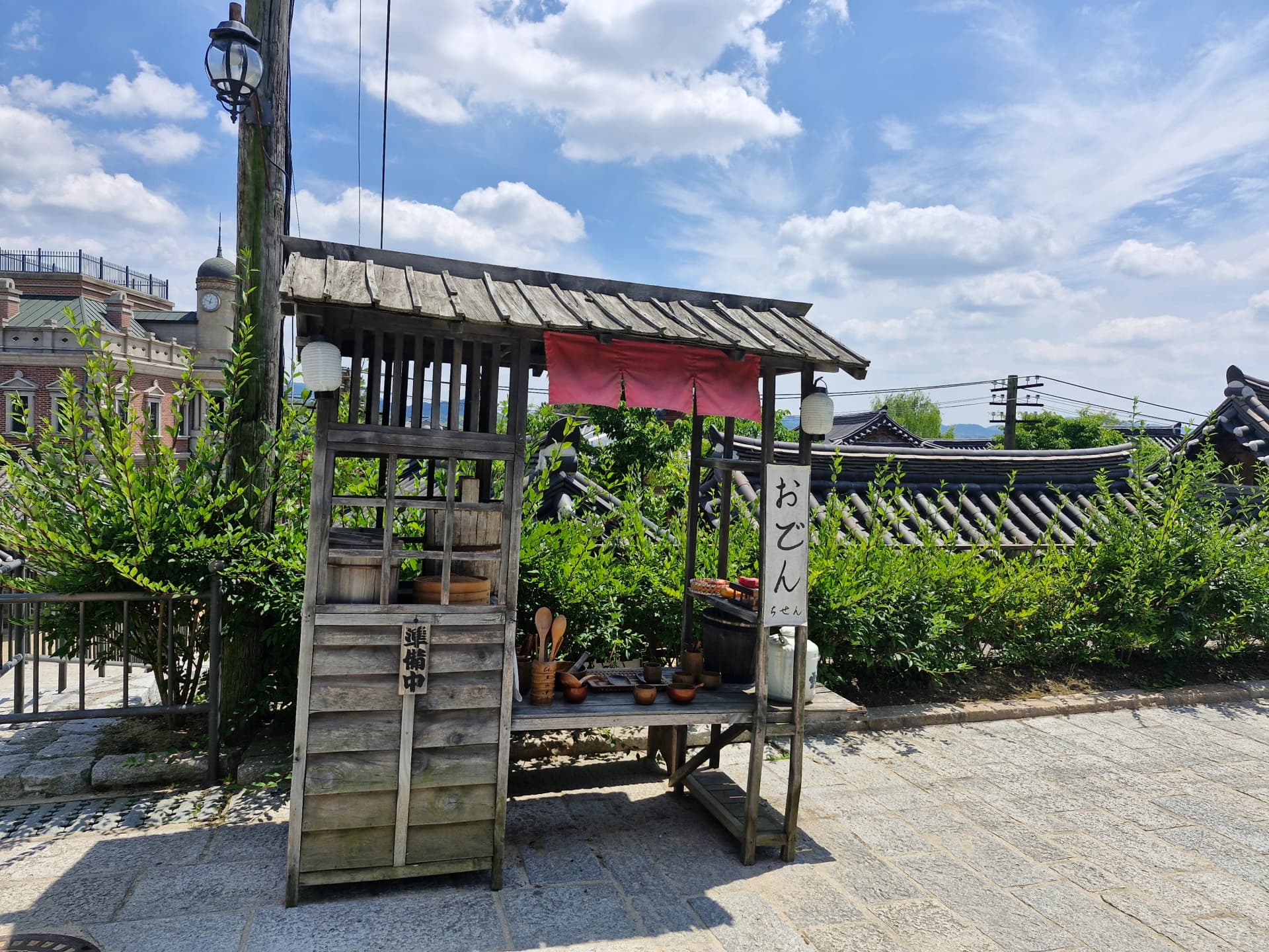 Warung oden berdampingan dengan atap hanok dan bangunan Barat dalam satu jalan | 하이제이에스비