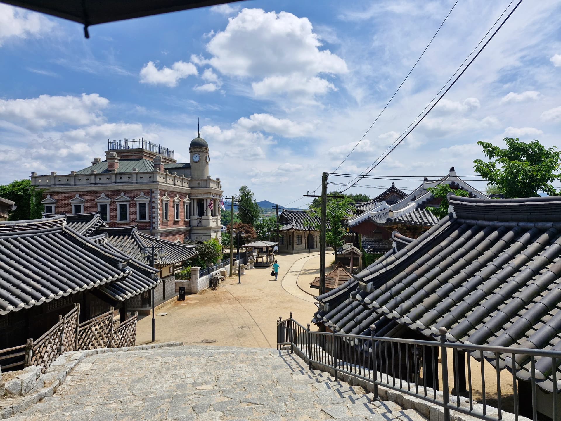 Panorama Sunshine Studio dari ketinggian dengan menara jam Hanseong Electric | 하이제이에스비