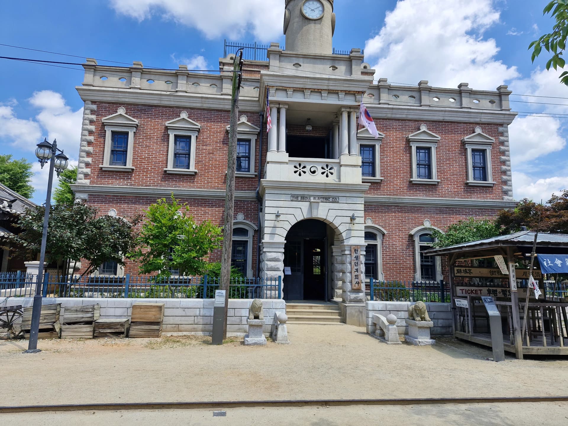 Detail close-up tekstur bata dan ornamen besi di menara jam Hanseong Electric | 하이제이에스비