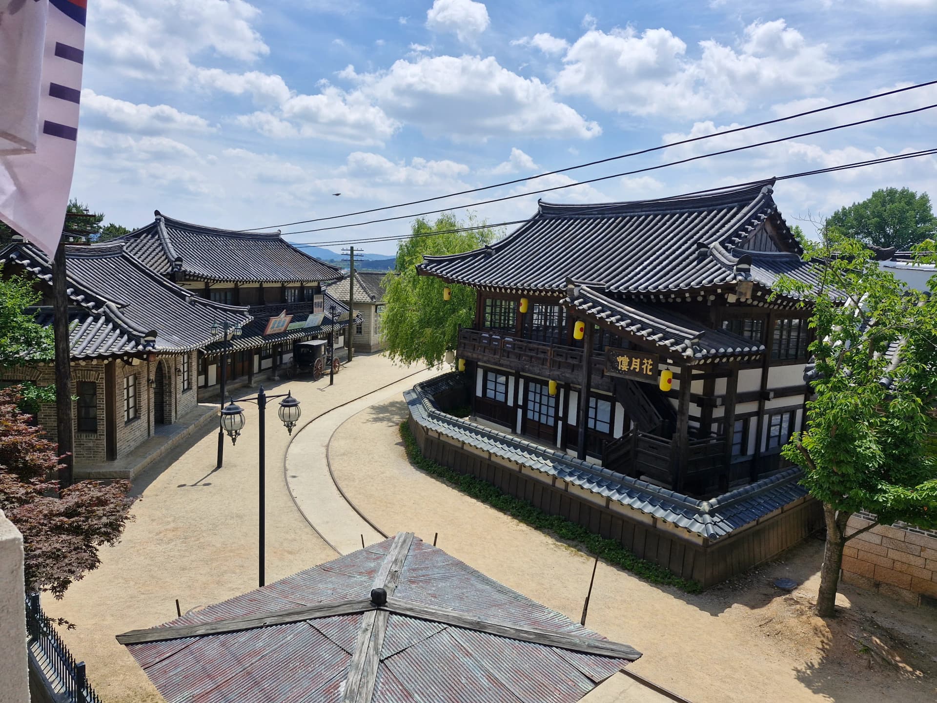 Panorama jalan Jongno dari ketinggian dengan bendera Korea dan rel trem | 하이제이에스비