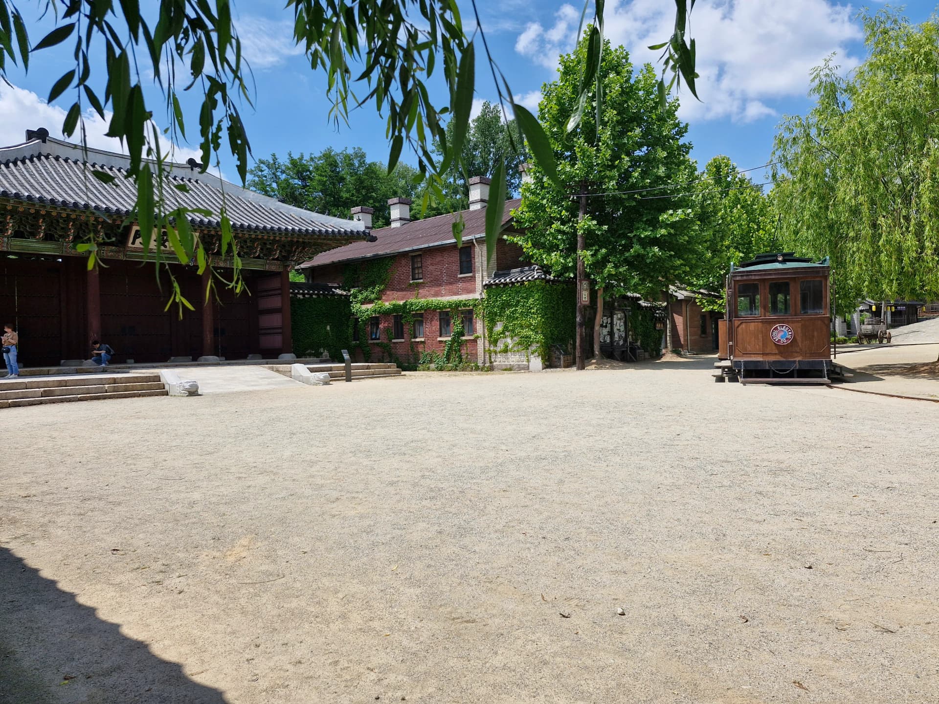 Replika trem Hanseong terlihat di antara dahan pohon willow | 하이제이에스비