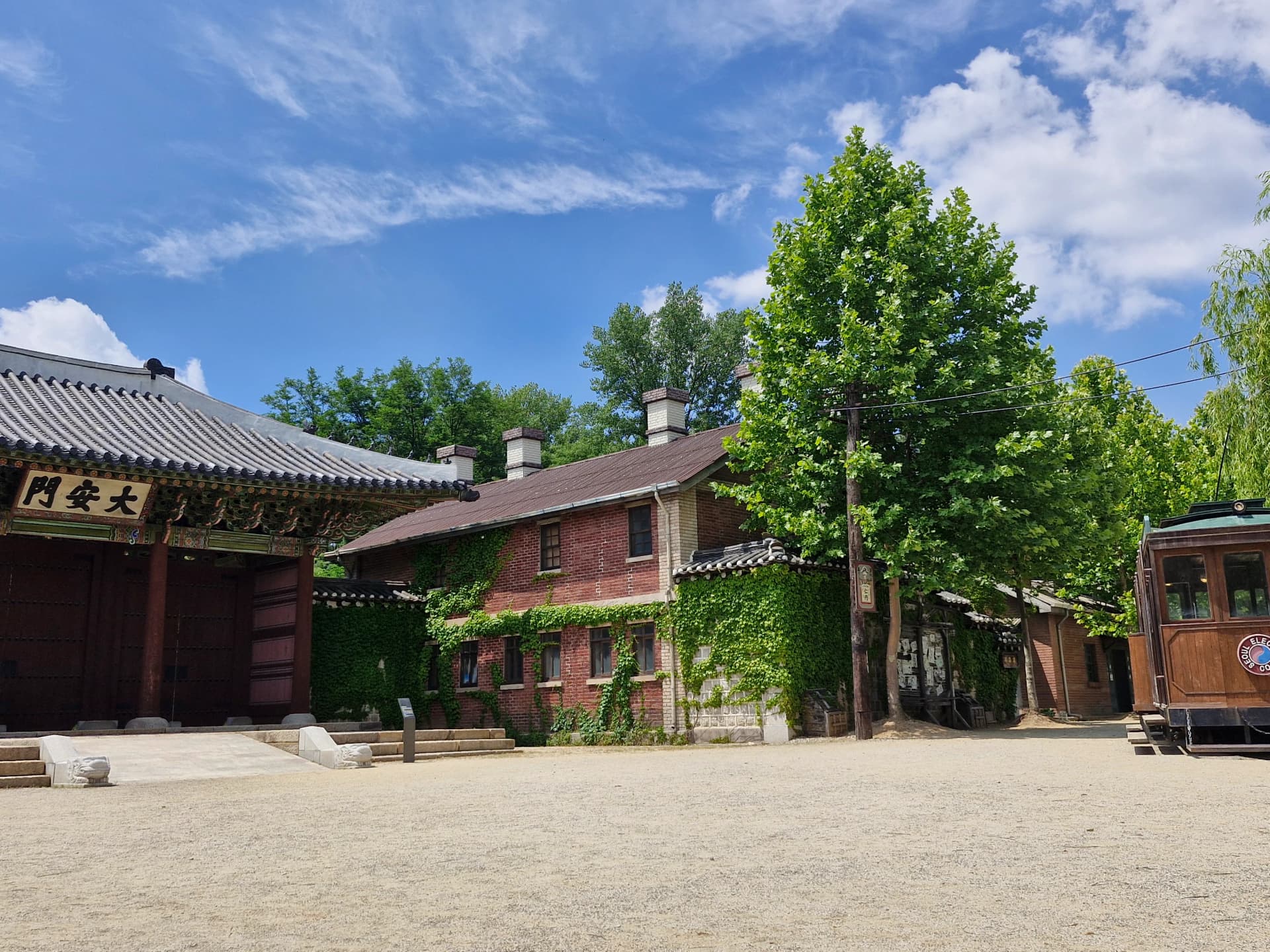 Gerbang Daeanmun dengan trem Hanseong dan bangunan bata berselimut ivy | 하이제이에스비