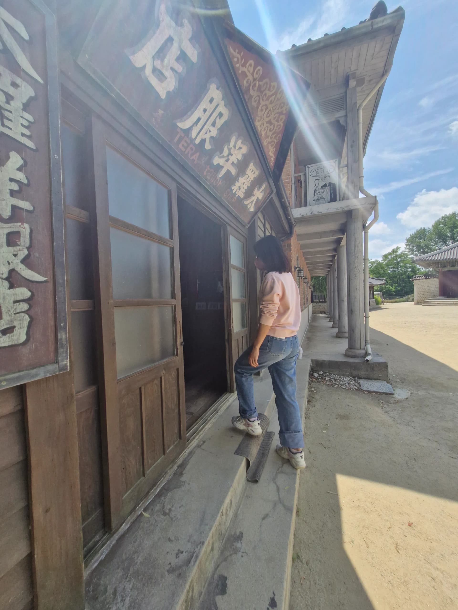 Gang deretan toko dengan papan nama penjahit Barat dan pintu geser kayu | 하이제이에스비